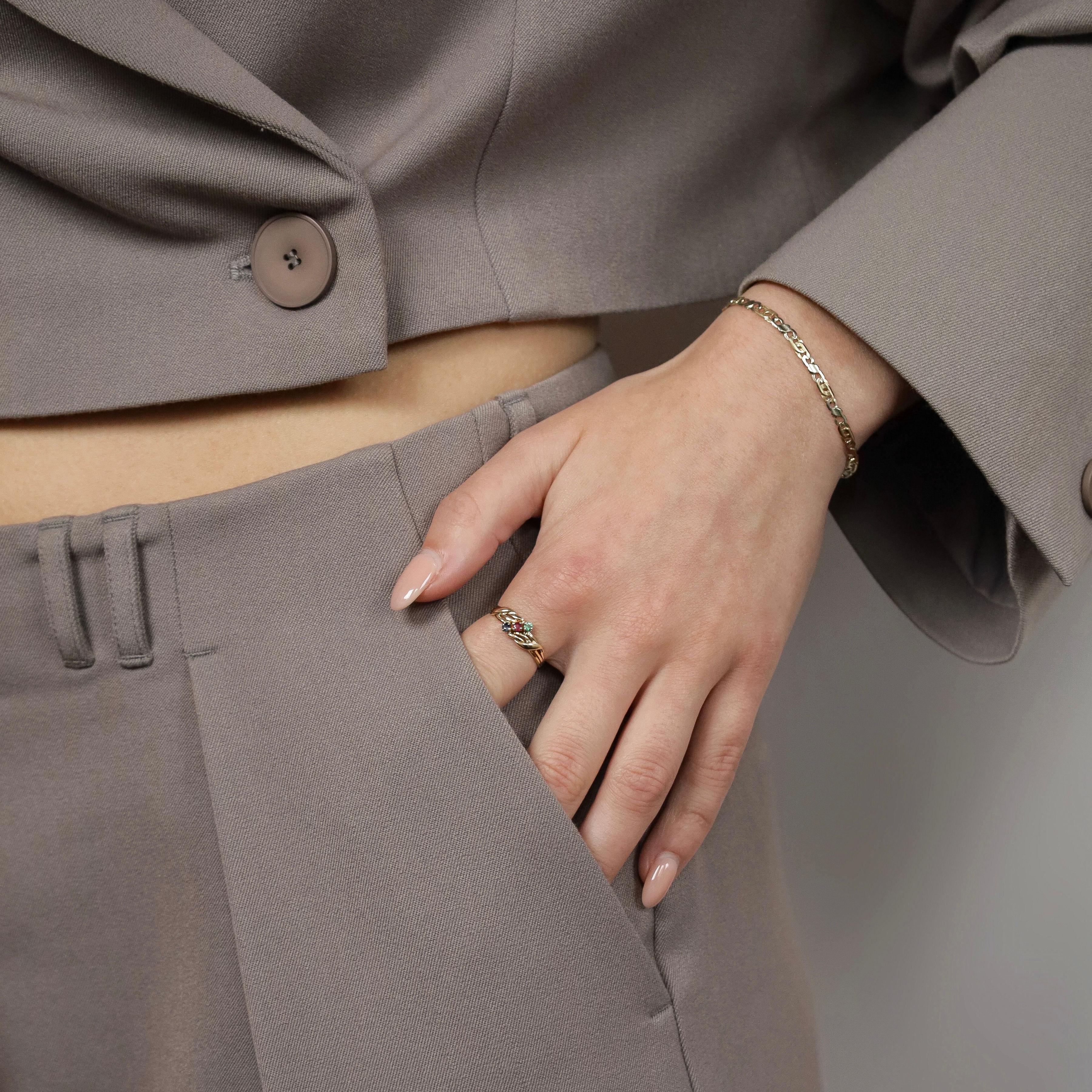 Vintage-Ring aus 18 Karat Gelbgold mit Rubin, Smaragd und blauem Saphir 0,06 Karat (Rundschliff) im Angebot