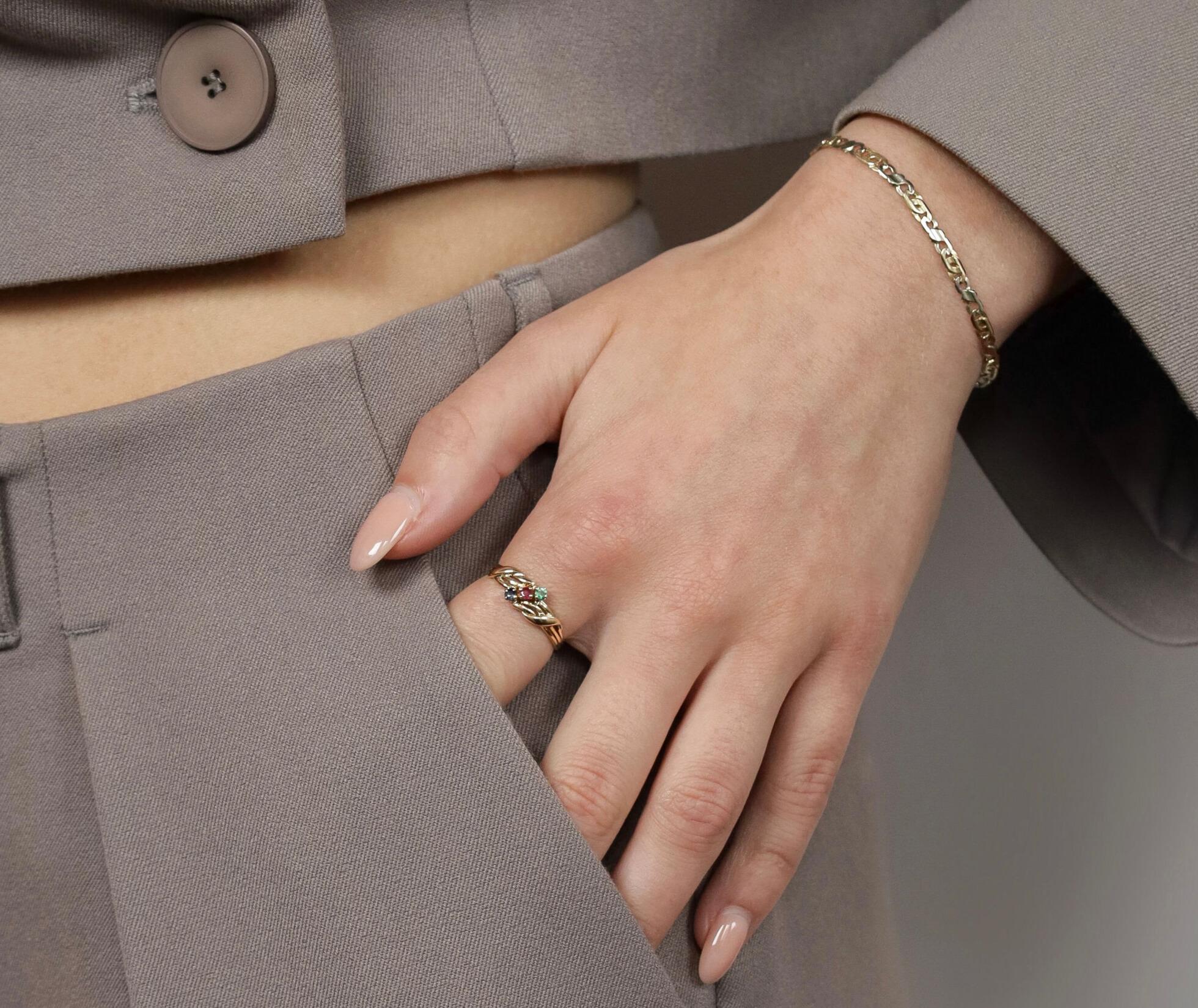 Vintage-Ring aus 18 Karat Gelbgold mit Rubin, Smaragd und blauem Saphir 0,06 Karat im Angebot 4