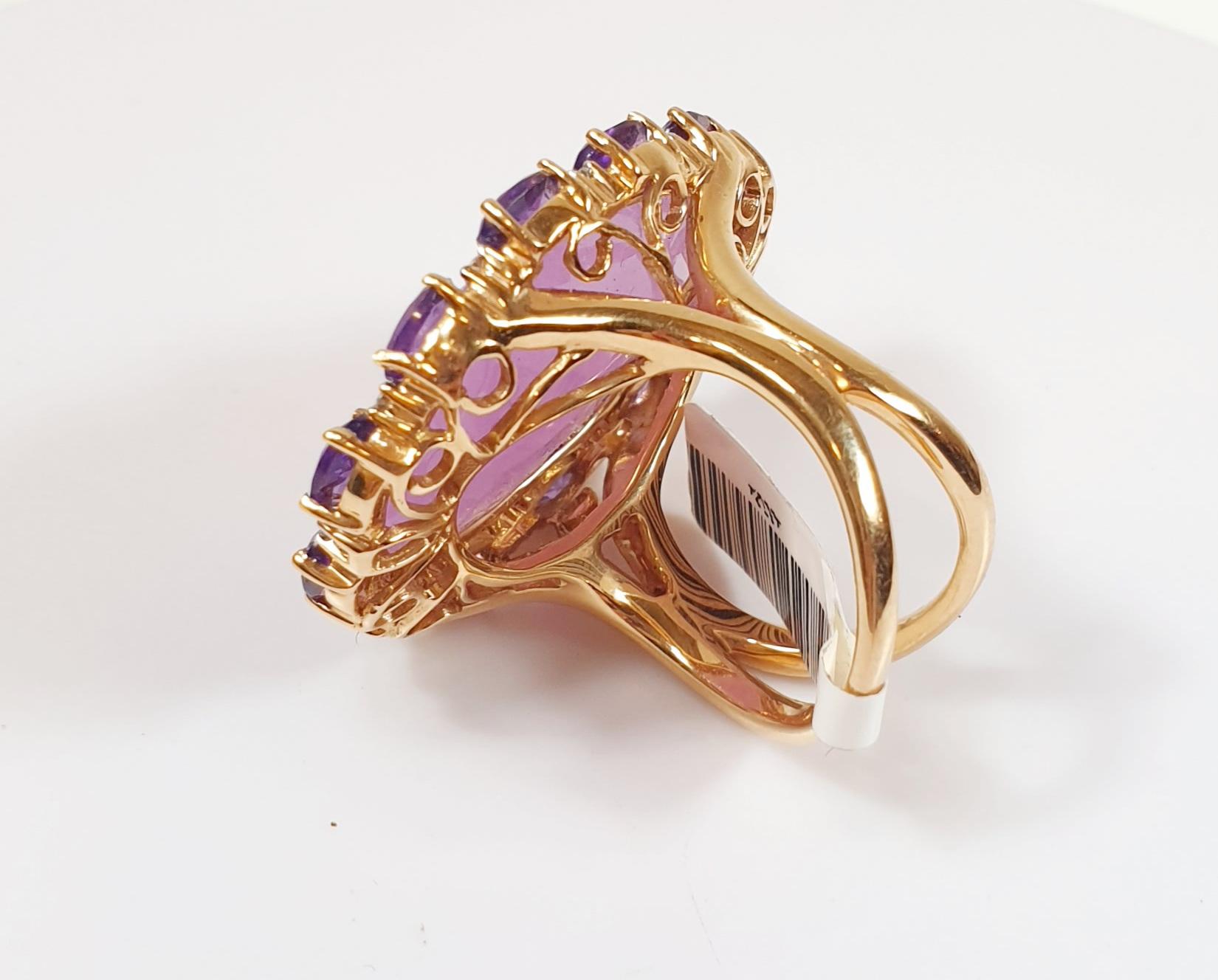Contemporain Bague en or jaune 18 carats avec saphirs, diamants et quartz rose en vente