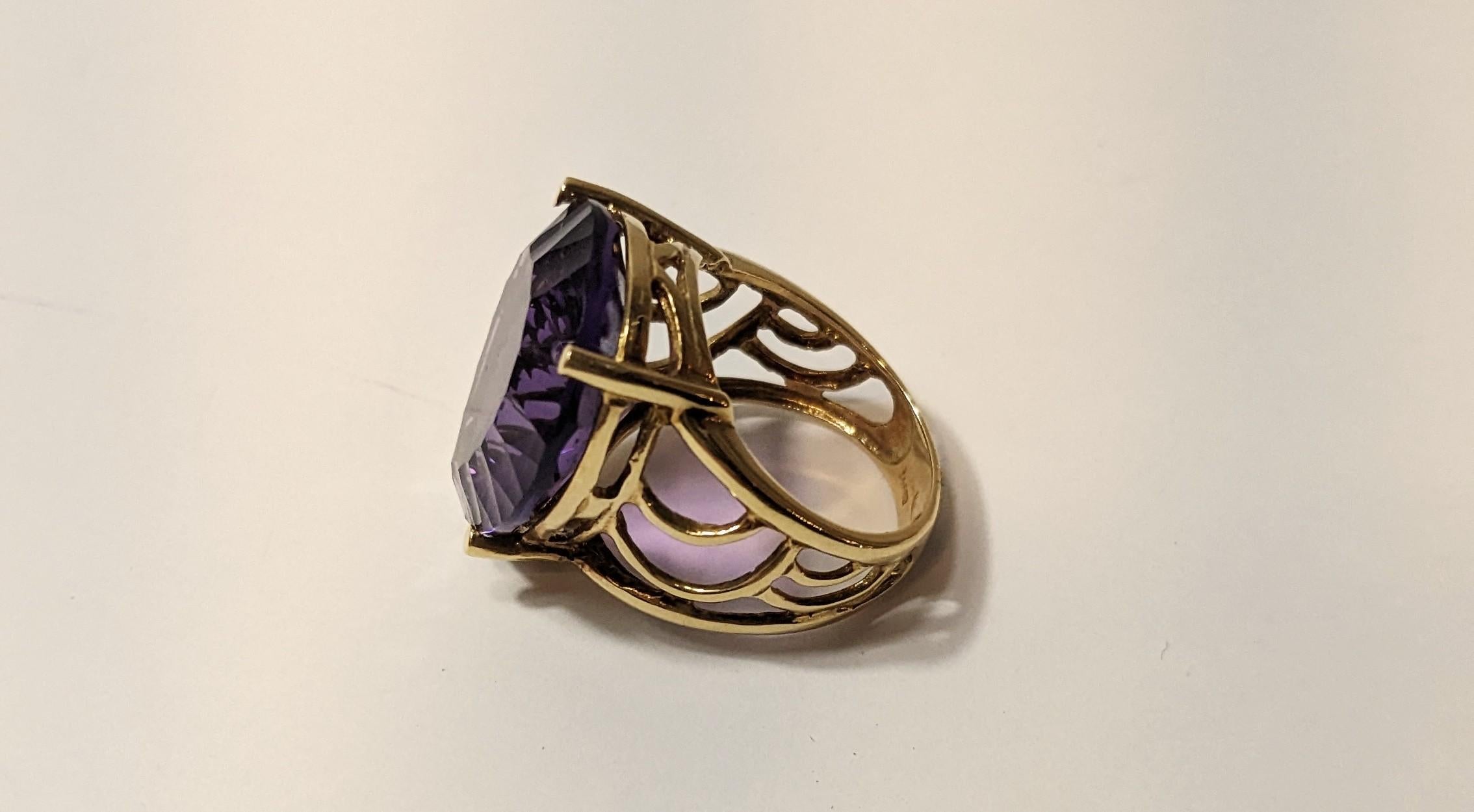 Brilliant Cut Ring 18k Yellow Gold with Violet Quartz For Sale