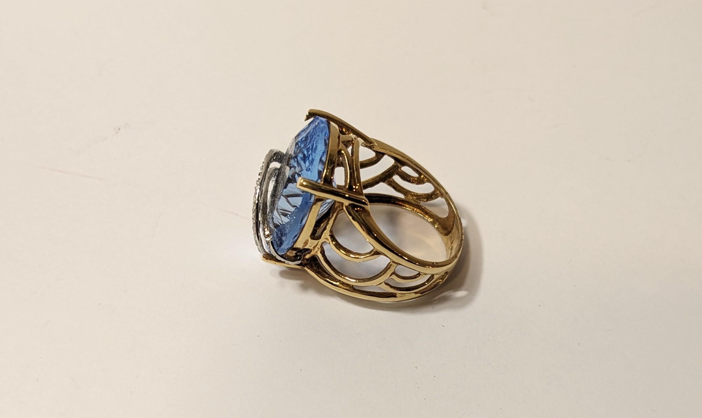 Contemporary Ring 18k Yellow Gold with White Diamonds and Oval Blue Quartz For Sale