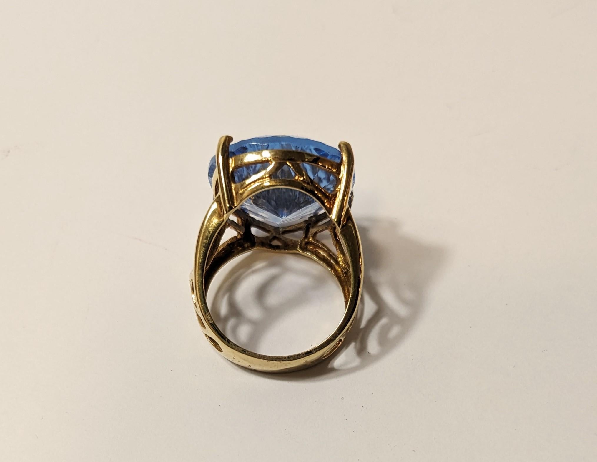 Brilliant Cut Ring 18k Yellow Gold with White Diamonds and Oval Blue Quartz For Sale