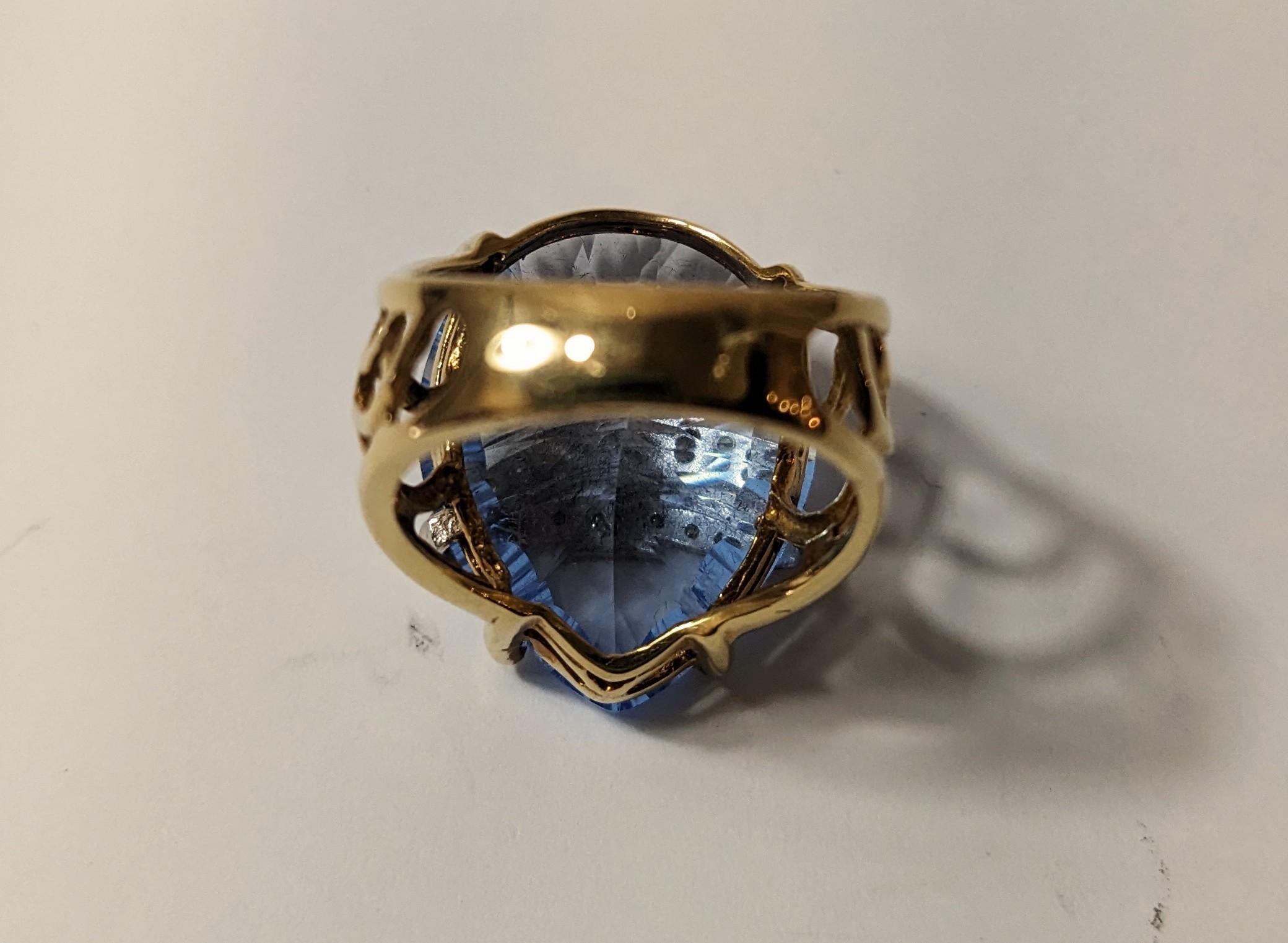Ring 18k Yellow Gold with White Diamonds and Oval Blue Quartz In New Condition For Sale In Bilbao, ES