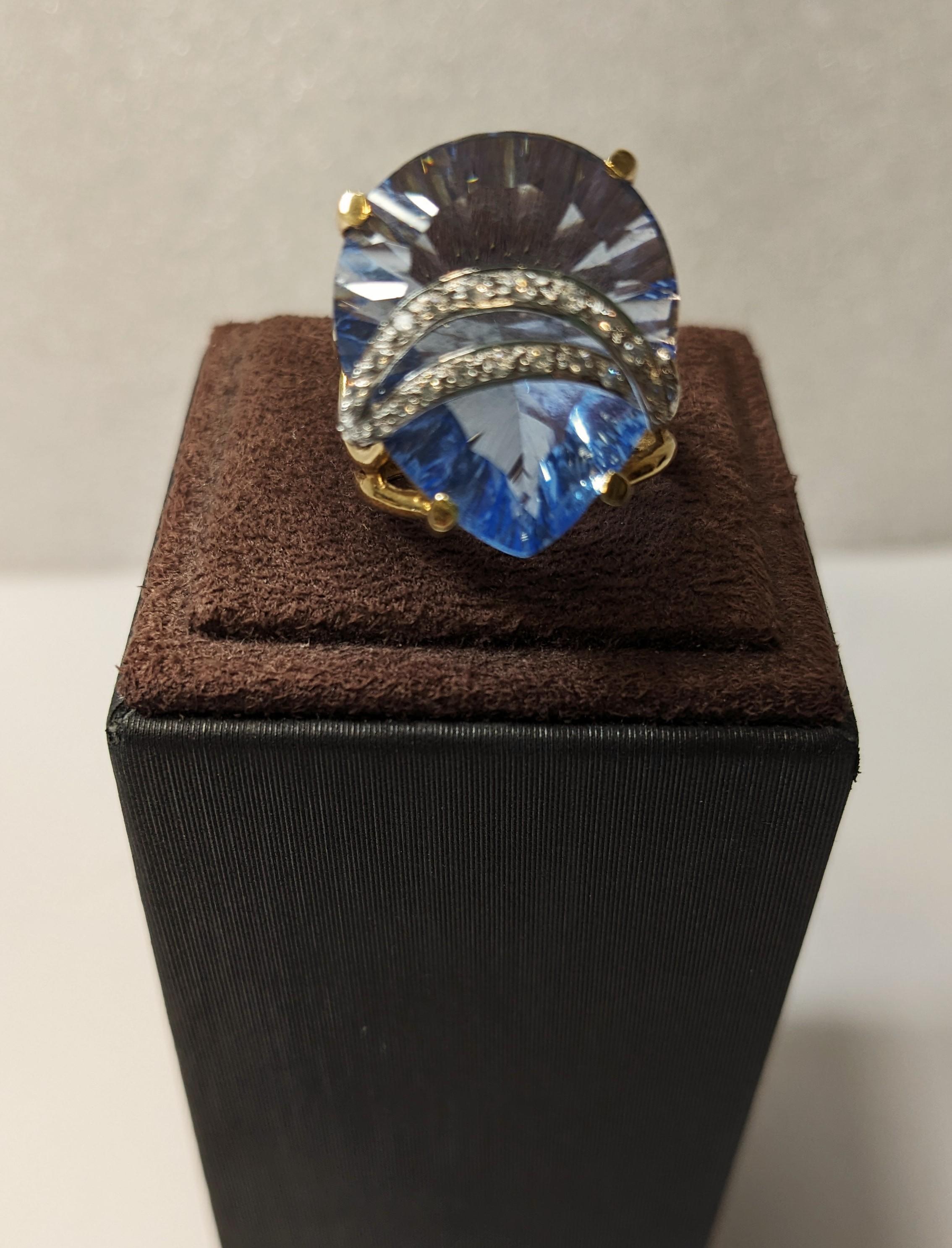 Women's Ring 18k Yellow Gold with White Diamonds and Oval Blue Quartz For Sale