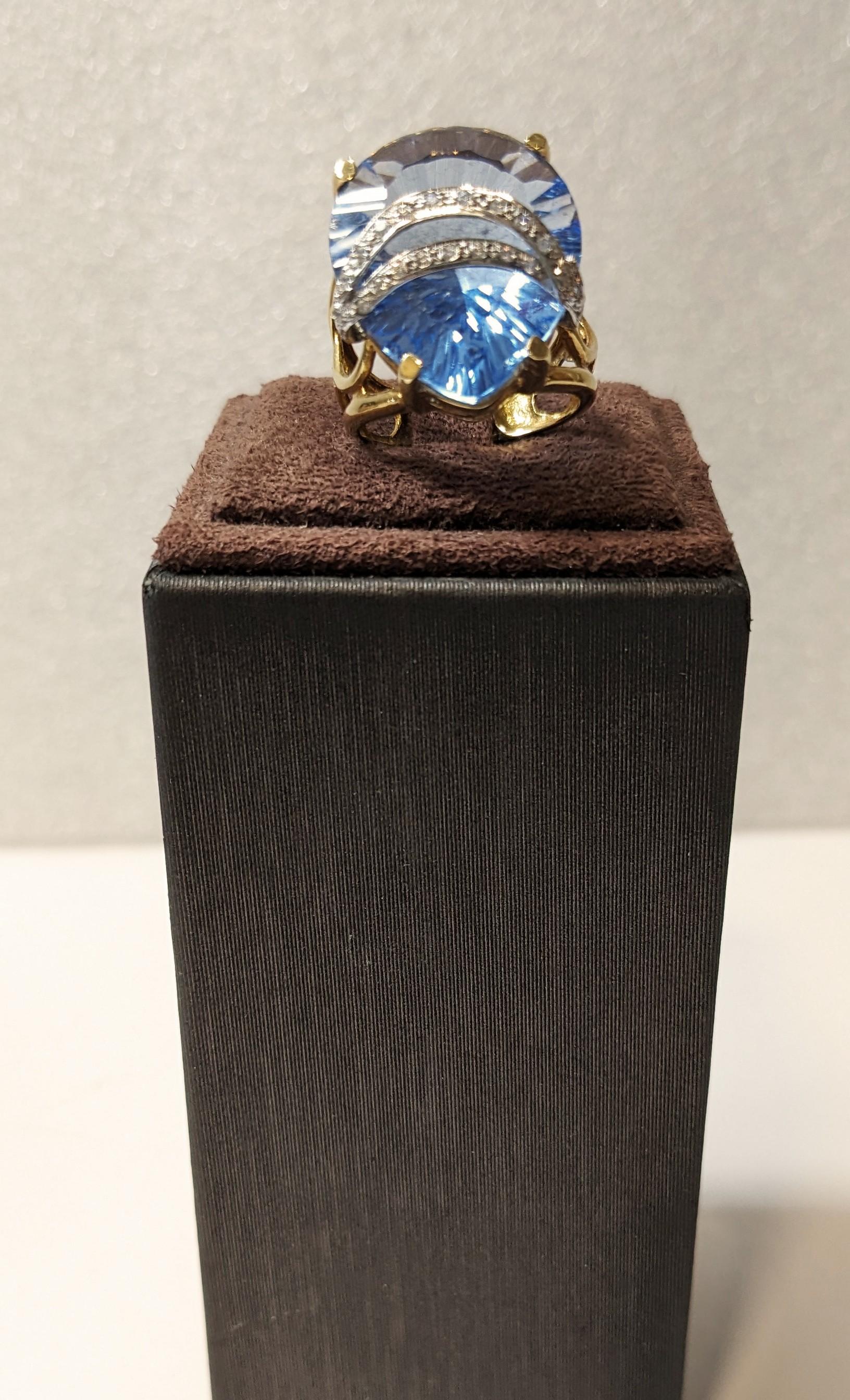 Ring 18k Yellow Gold with White Diamonds and Oval Blue Quartz For Sale 1