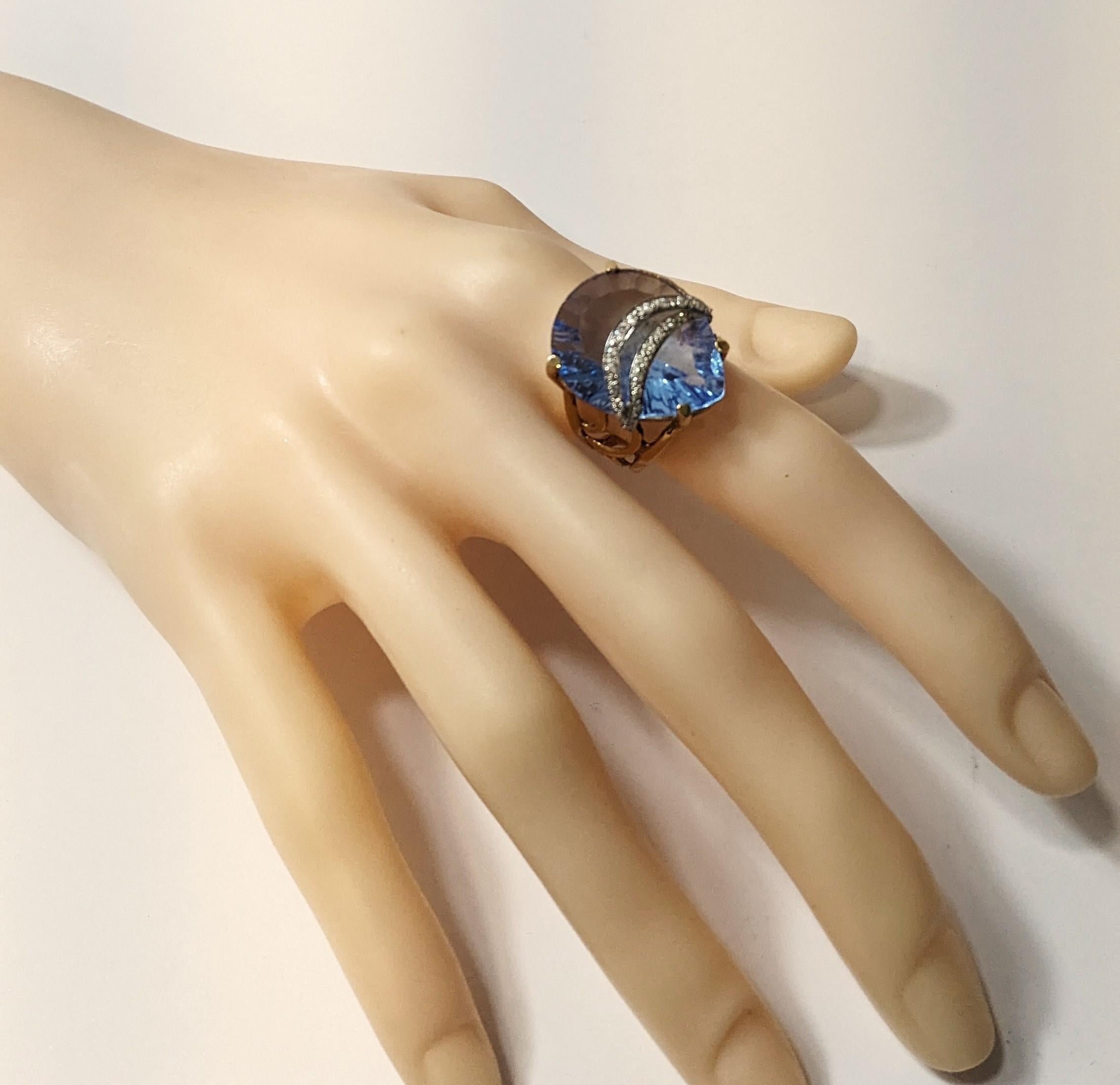 Ring 18k Yellow Gold with White Diamonds and Oval Blue Quartz For Sale 2