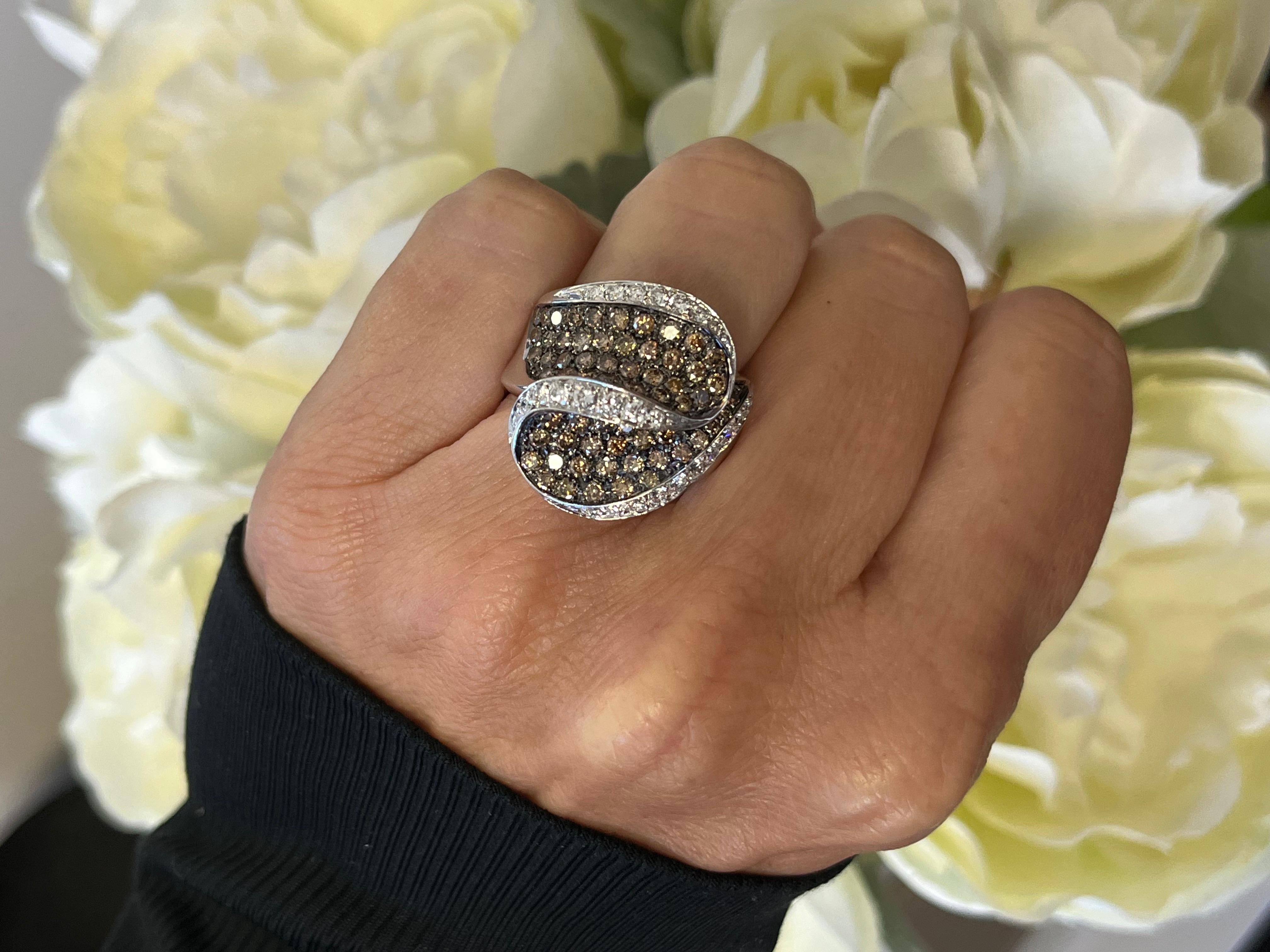 Ring 18Kt Gold 62 Champagne Diamonds and 25 White Diamonds total weight 2.74 ct In New Condition For Sale In Miami, FL
