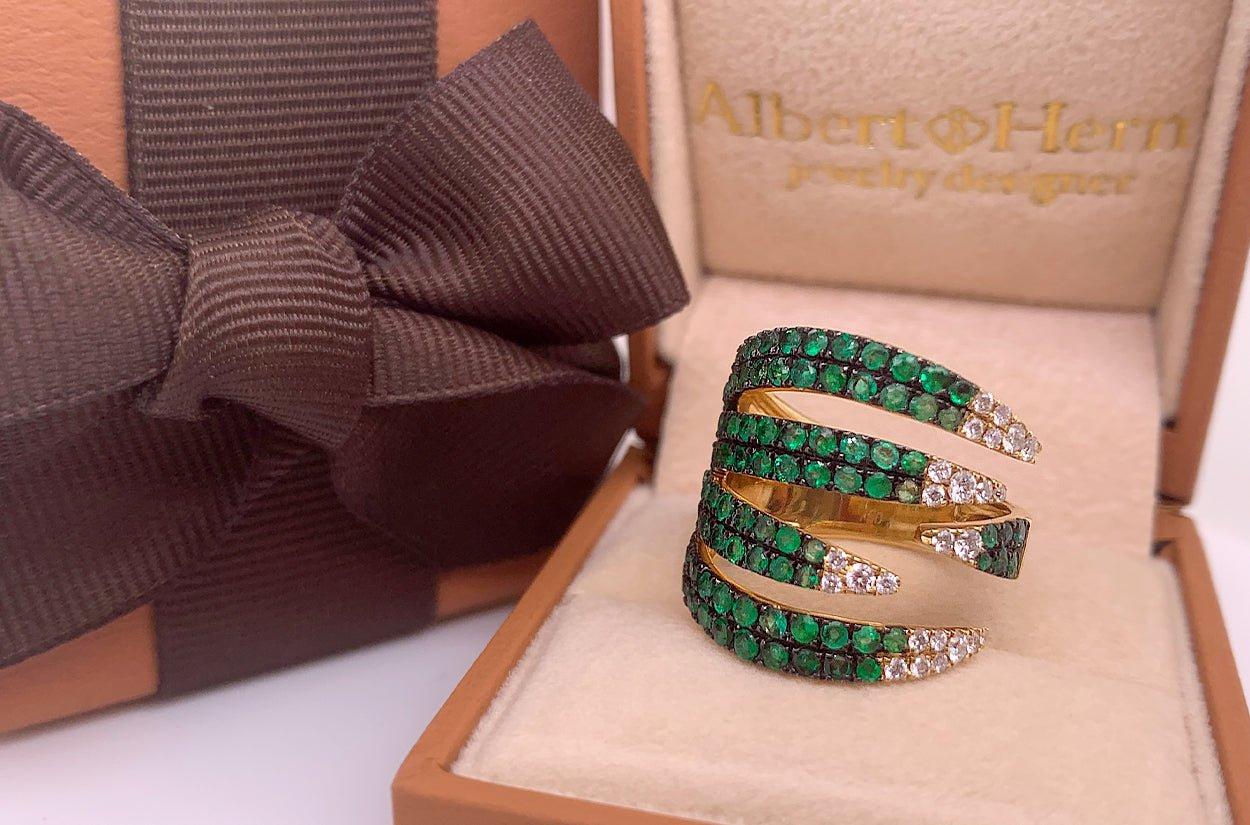 Ring 18kt Gold Claw Wrapping with Emeralds 1.52 cts. & Diamonds 0.28 cts. In New Condition For Sale In Miami, FL