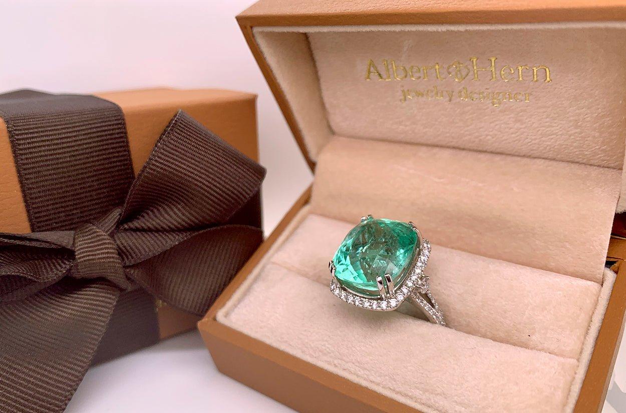 Ein Meisterwerk der Eleganz - Dieser Ring aus 18-karätigem Weißgold präsentiert einen 13,01 Karat schweren, natürlichen, ovalen Smaragd aus der berühmten Coscuez-Mine in Kolumbien, der mit 0,96 Karat Brillanten besetzt ist. Größe 6,75. Ein zeitloses