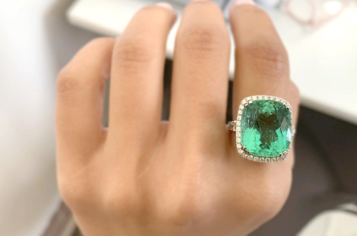 Ring aus 18 Karat Gold mit kolumbianischem Smaragd 13,01 Karat & Diamanten (Zeitgenössisch) im Angebot