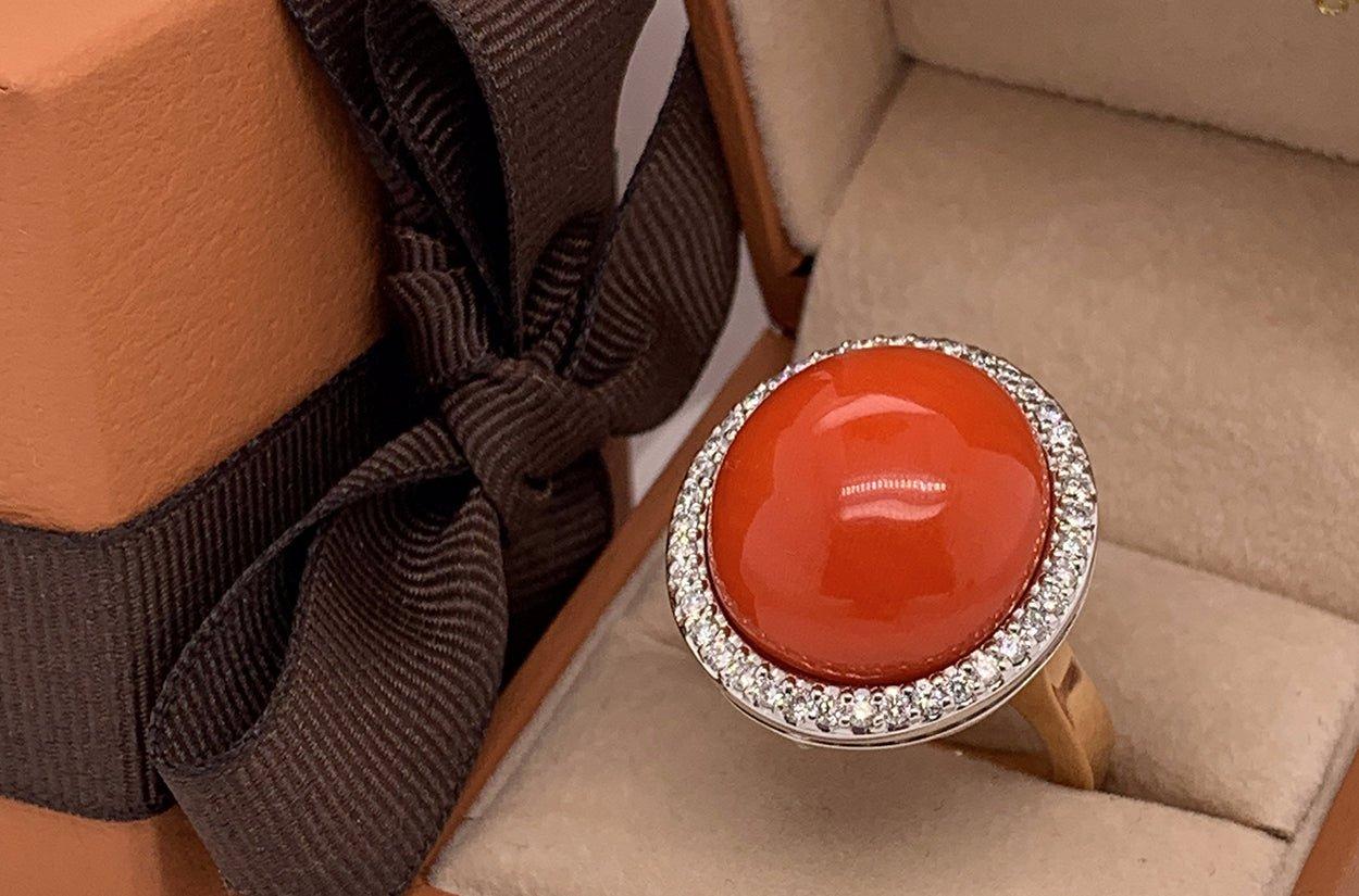Ring 18kt Gold Coral Cabochon & Diamonds 0.60 carats  In New Condition For Sale In Miami, FL