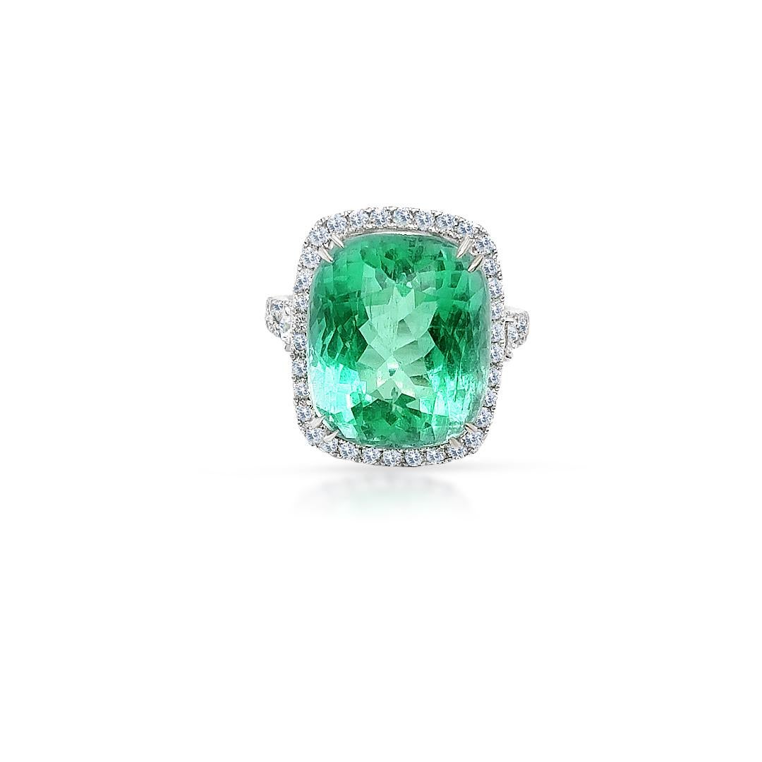 Un chef-d'œuvre d'élégance - Cette bague en or blanc 18 carats met en valeur une émeraude ovale naturelle de 13,01 carats provenant de la célèbre mine colombienne Coscuez, rehaussée de 0,96 carats de diamants brillants. Taille 6,75. Un cadeau