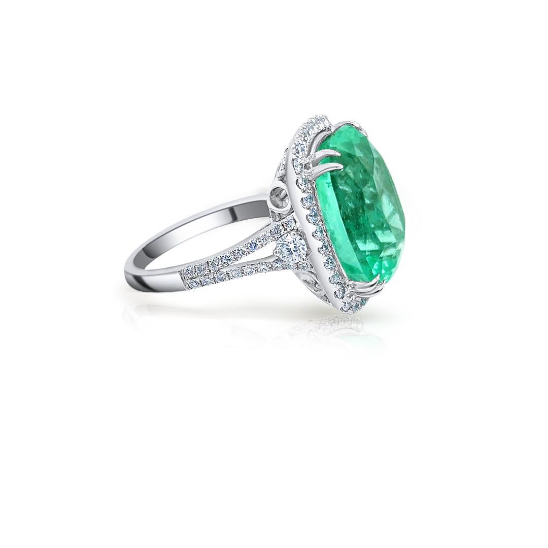 Contemporain Bague en or 18 carats, émeraude de Colombie 13,01 carats et diamants en vente
