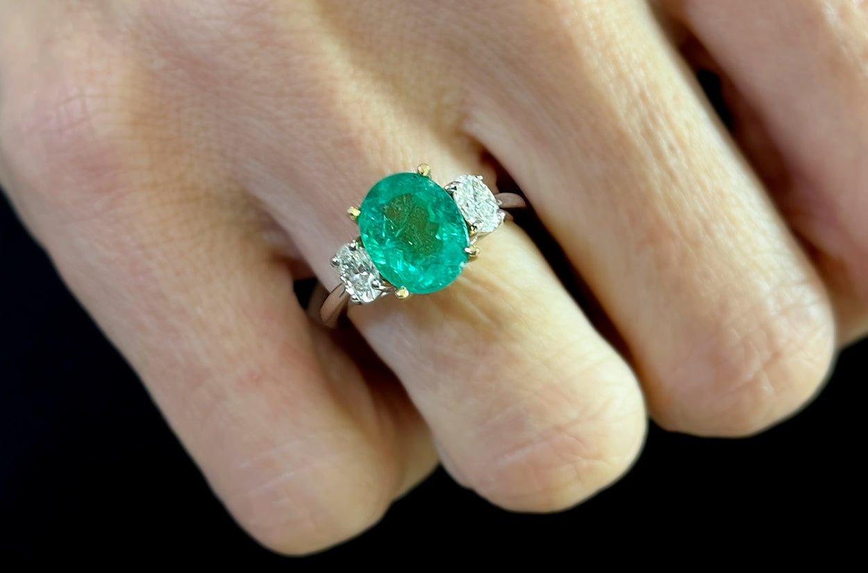 Contemporary Ring 18kt Gold GIA Oval Emerald 2.28 cts & 2 Oval Diamonds 0.52 cts For Sale