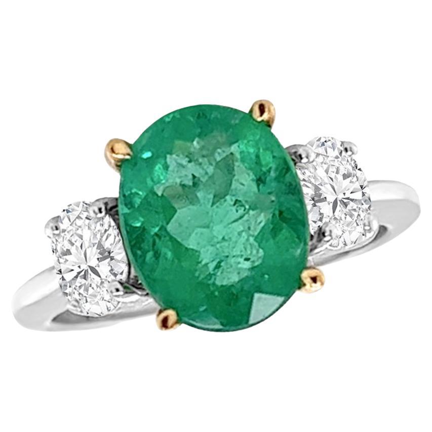 Ring 18kt Gold GIA Oval Emerald 2.28 cts & 2 Oval Diamonds 0.52 cts