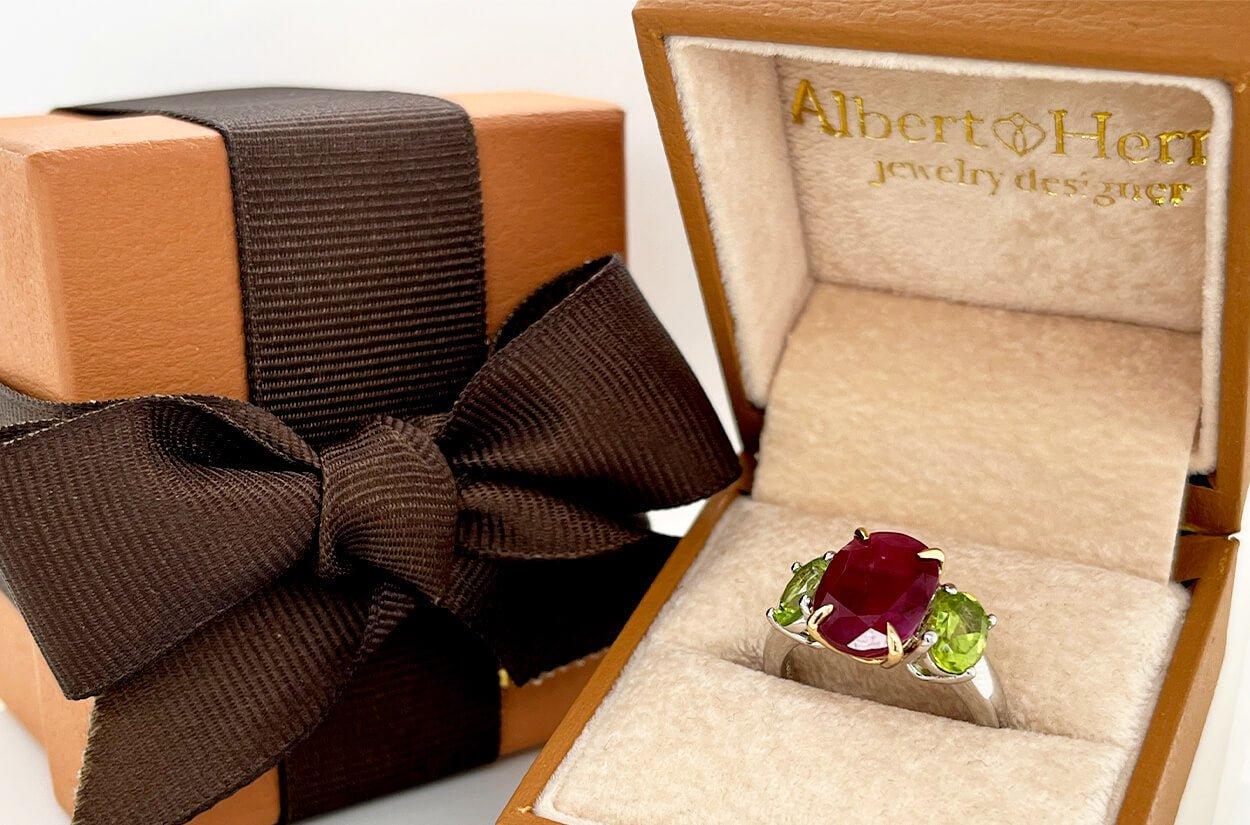 Anillo Oro 18kt GIA Rubí Oval GIA 4,59 cts & 2 Peridotos Ovalados 1,71 cts. Contemporáneo en venta