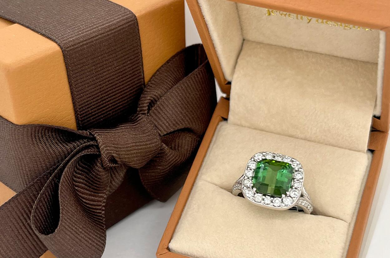 Ein exquisiter Ring aus 18-karätigem Weißgold mit einem lebhaften grünen Turmalin von 3,60 Karat in der Mitte, der elegant von 44 schillernden Diamanten von insgesamt 0,80 Karat eingerahmt wird. Mit einem Gewicht von 7,40 Gramm verbindet dieses