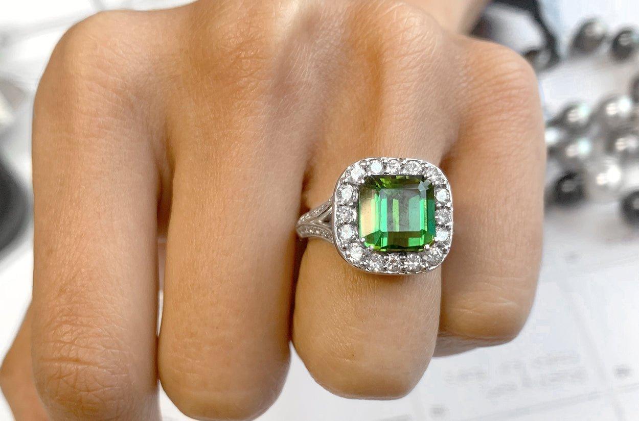 Ring aus 18 Karat Gold mit grünem Turmalin und Diamanten (Zeitgenössisch) im Angebot