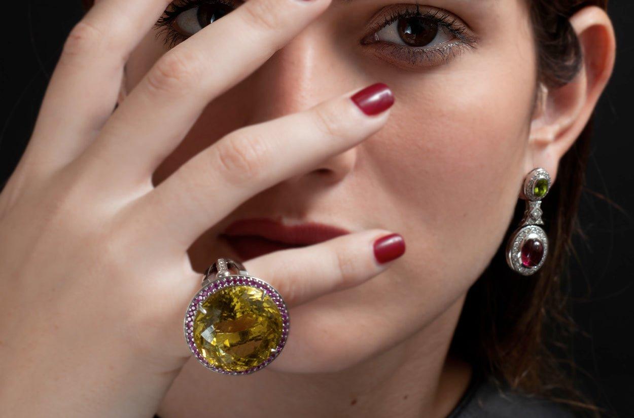 Anillo Oro 18kt Citrino Limón 56 cts., Diamantes 0,42 cts. y Zafiros 0,90 cts. Contemporáneo en venta