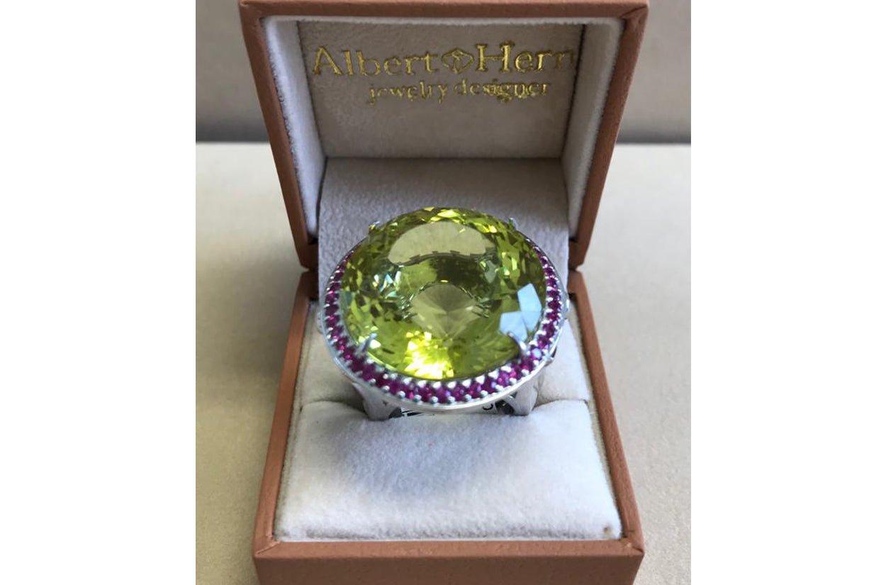 Anillo Oro 18kt Citrino Limón 56 cts., Diamantes 0,42 cts. y Zafiros 0,90 cts. Corte redondo en venta