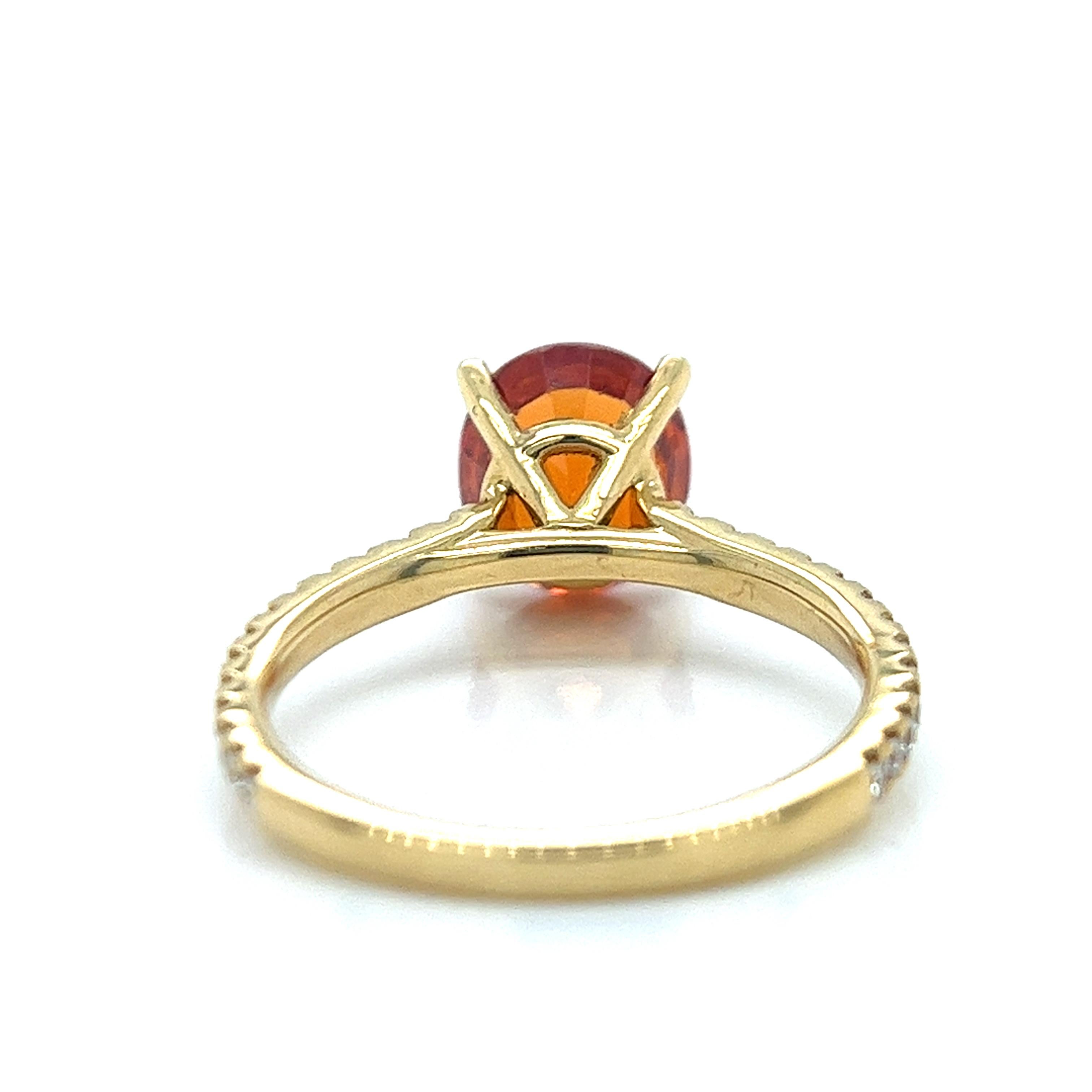 Ring 18kt Gold Oval Mandarin Garnet & Diamonds For Sale 1