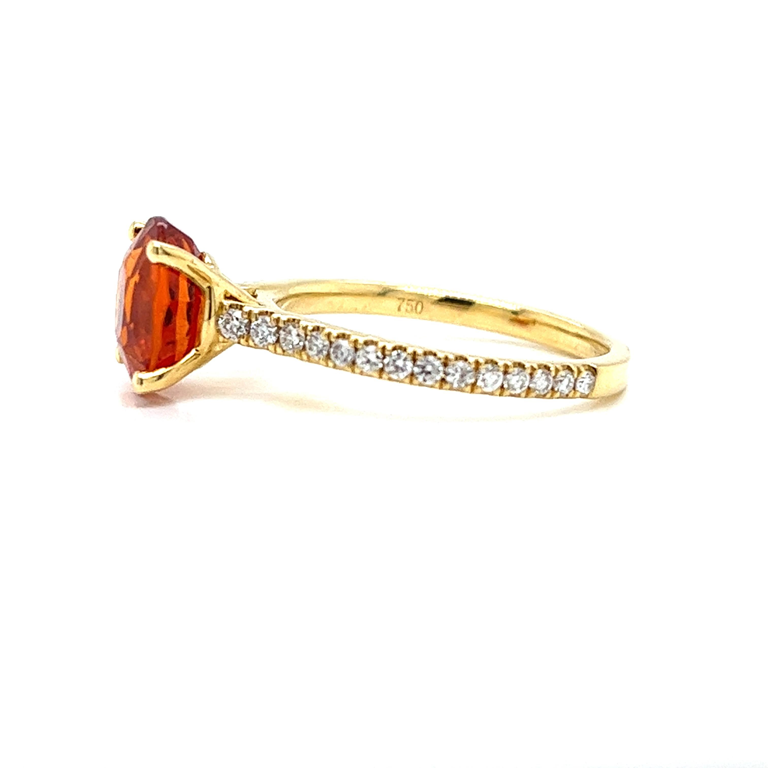 Ring 18kt Gold Oval Mandarin Garnet & Diamonds For Sale 2