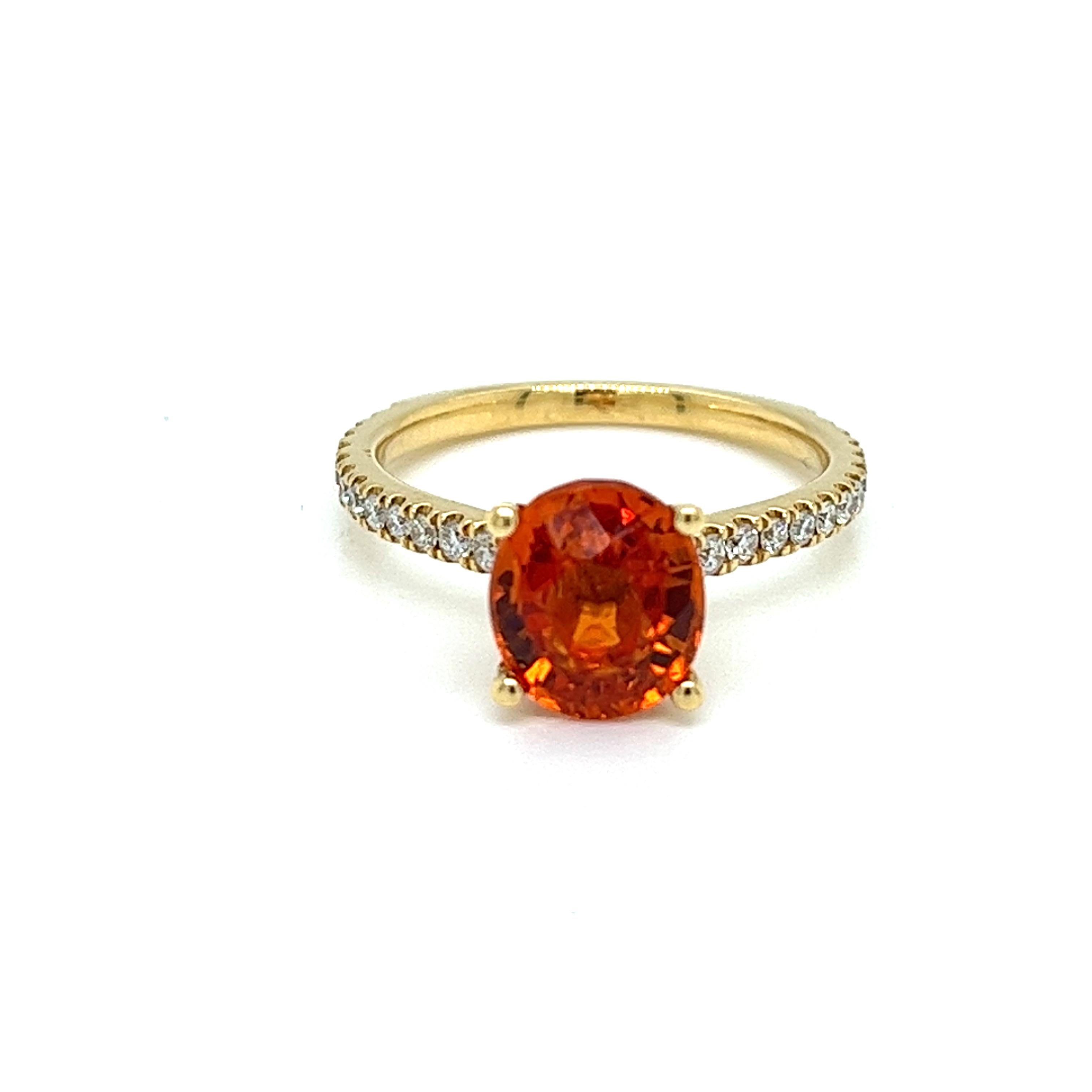 Ring 18kt Gold Oval Mandarin Garnet & Diamonds In New Condition For Sale In Miami, FL