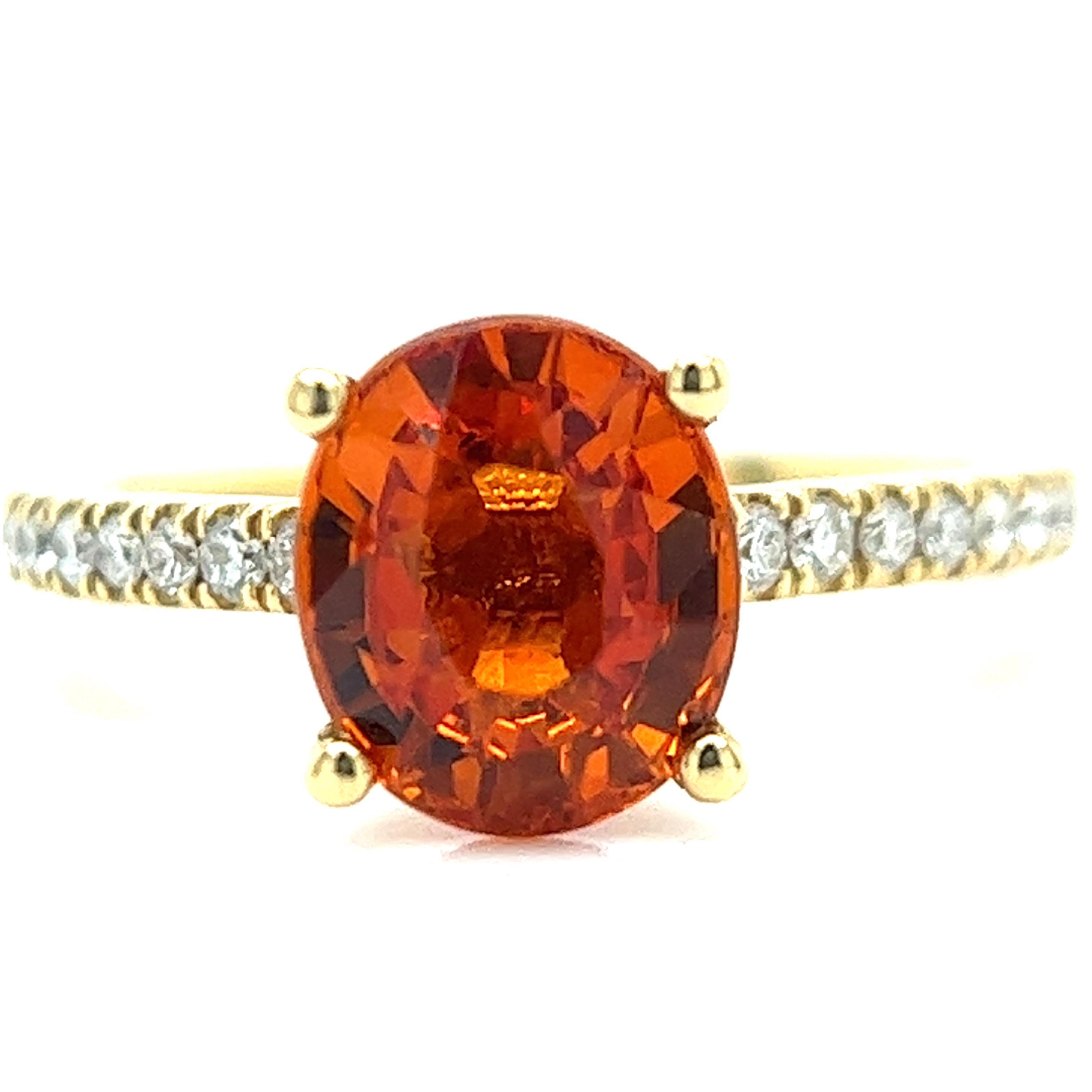 Women's or Men's Ring 18kt Gold Oval Mandarin Garnet & Diamonds For Sale