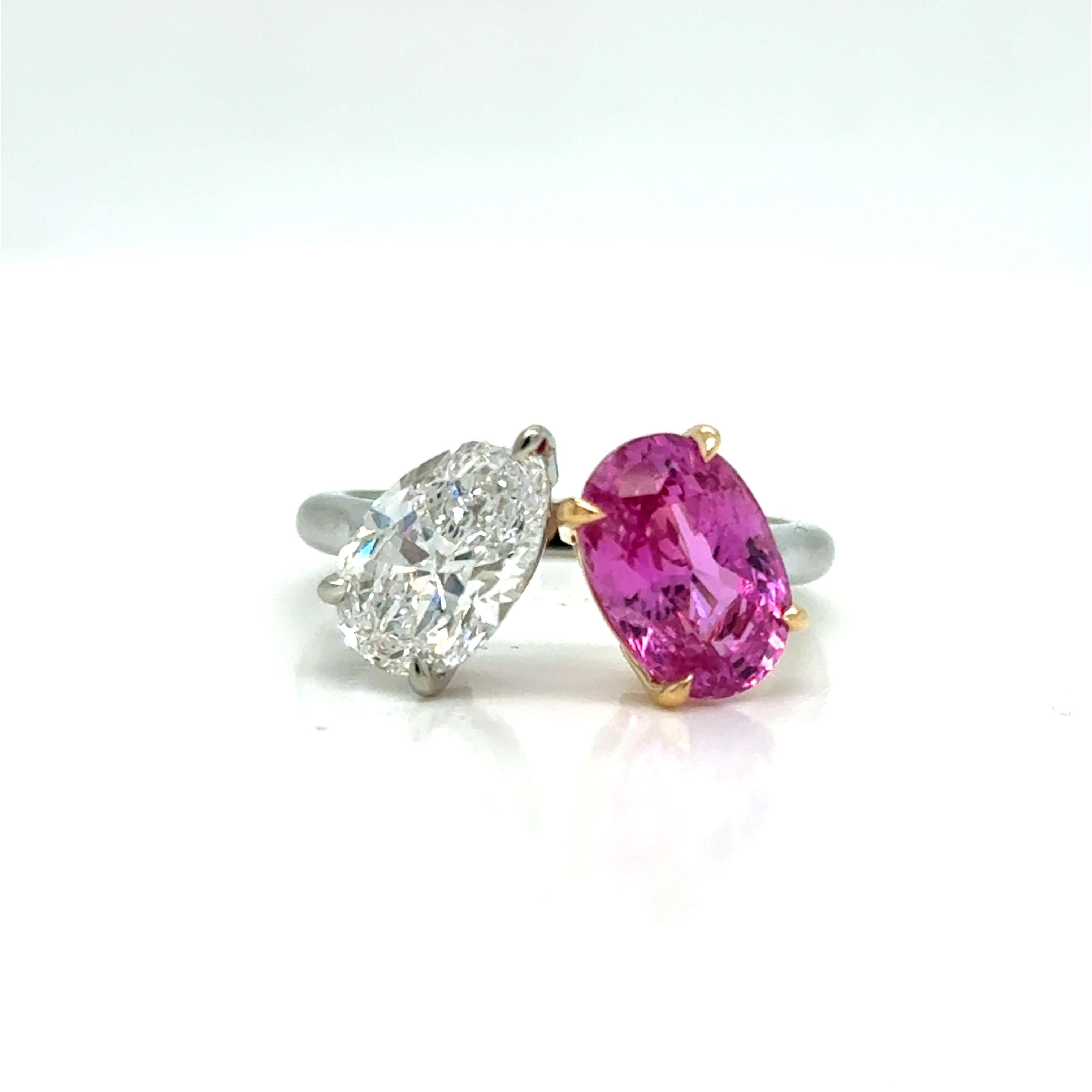 Este exquisito anillo presenta un impresionante diamante en forma de pera de 1,60 quilates, color E y claridad VS2, bellamente complementado por un vibrante zafiro rosa ovalado de 2,75 quilates. Elaborada en oro blanco y amarillo de 18 quilates,