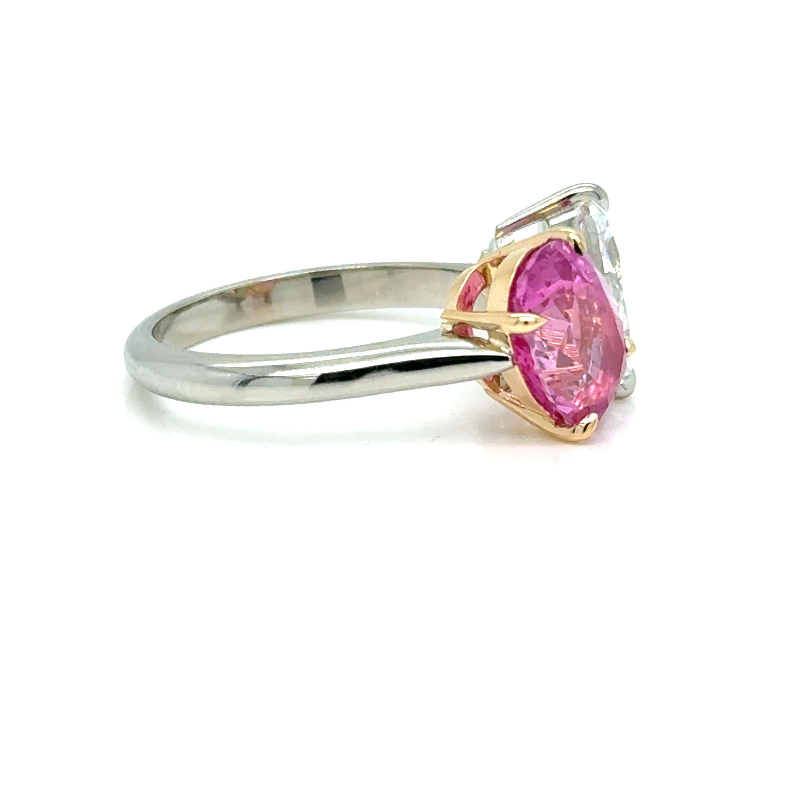 Anillo Oro 18Kt GIA Diamante Pera y Zafiro Rosa Ovalado en Nuevo estado para la venta en Miami, FL