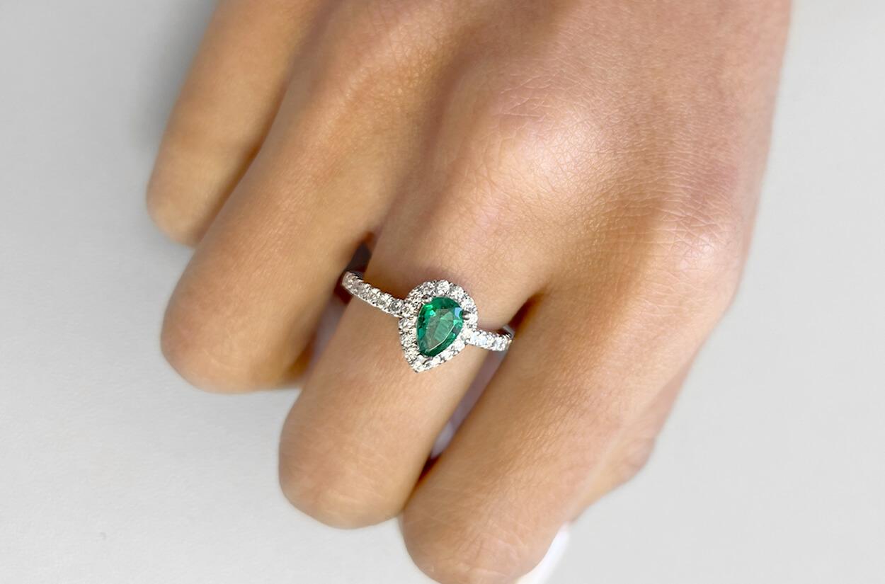 Contemporary Ring 18kt Gold Pear Emerald & Diamonds Pave For Sale