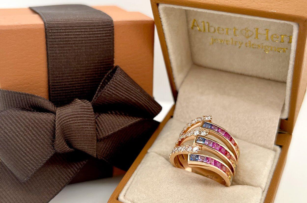 Contemporain Bague en or 18 carats avec saphirs carrés arc-en-ciel de 2,14 carats et diamants de 0,79 carat. en vente