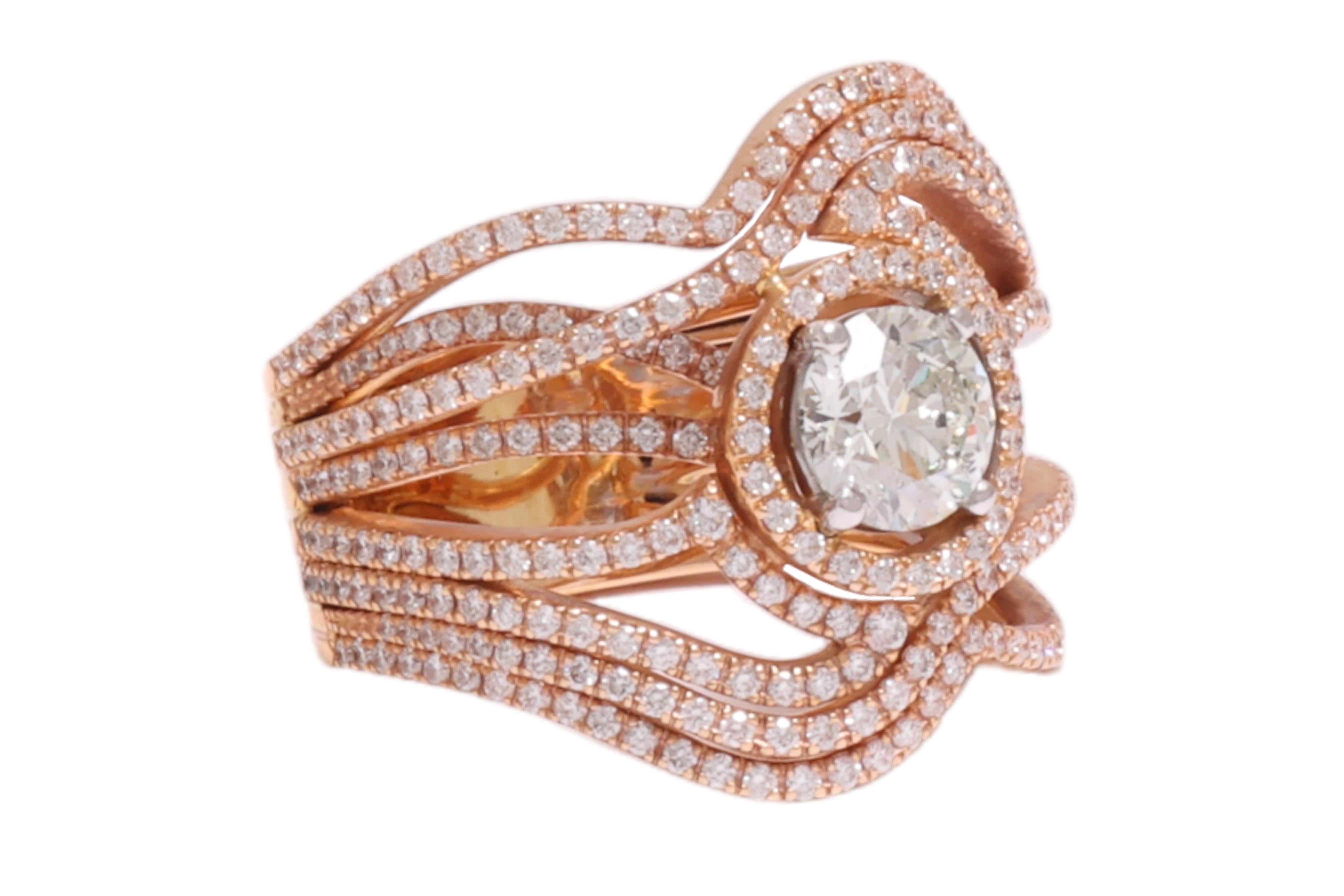 Elegant and Gorgeous Ring 18kt Pink Gold, HRD Central Stone 1.01 ct. Diamants environnants 1,29 ct. 

Diamants : Diamant central : Certificat HRD 15007767002 1.01ct STW(J) SI1 VG/VG/EXC

Diamants environnants : Diamants de taille brillante ensemble