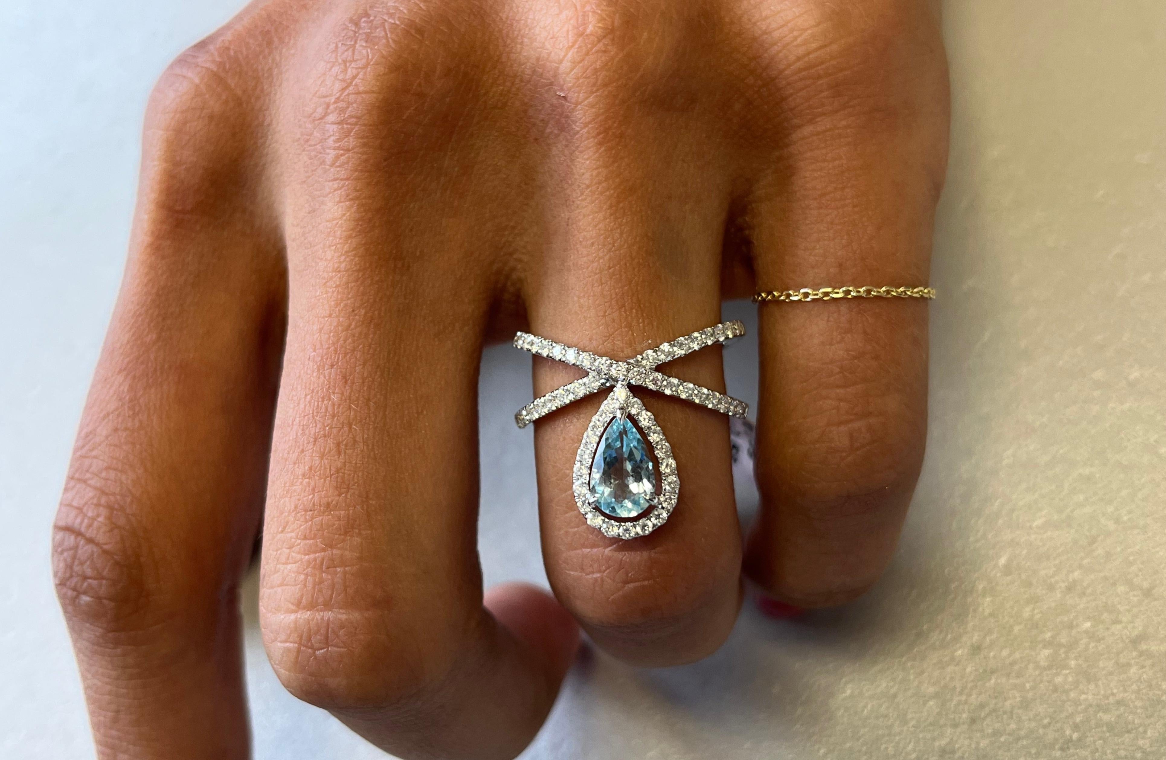 Bague en or blanc 18kt Aigue-marine et diamants Criss Cross en vente 1