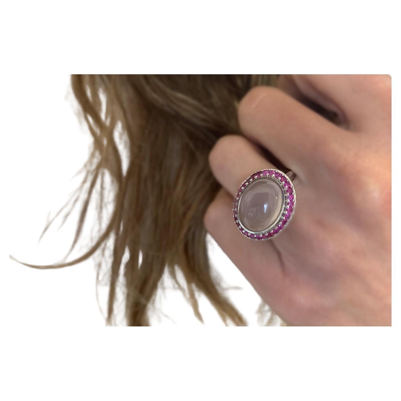 Anillo Oro Blanco 18kt Cuarzo Rosa, Zafiros y Diamantes