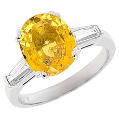 Ring 18kt White Gold Yellow Sapphire & Baguette Diamonds