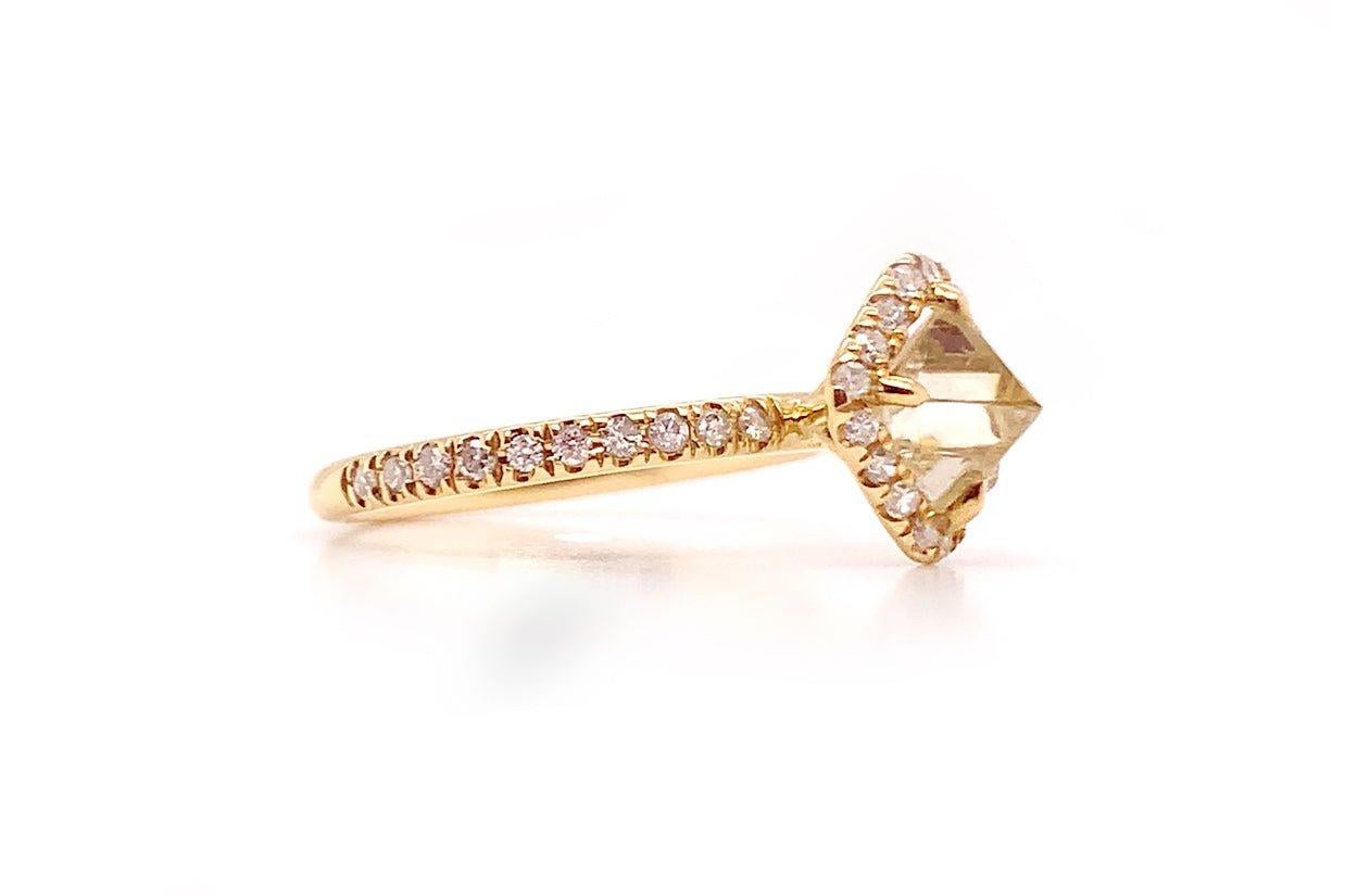 Contemporain Bague en or jaune 18 carats et diamant brut en vente
