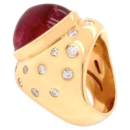 Contemporary Ring 18kt Yellow Gold Rubilite Cabochon 15.3 carats & Diamonds 1.05 carats. For Sale