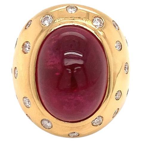 Ring aus 18 Karat Gelbgold mit Rubin, Cabochon 15,3 Karat und Diamanten 1,05 Karat. im Angebot