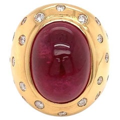 Anello in oro giallo 18kt Rubilite cabochon 15,3 carati e diamanti 1,05 carati.