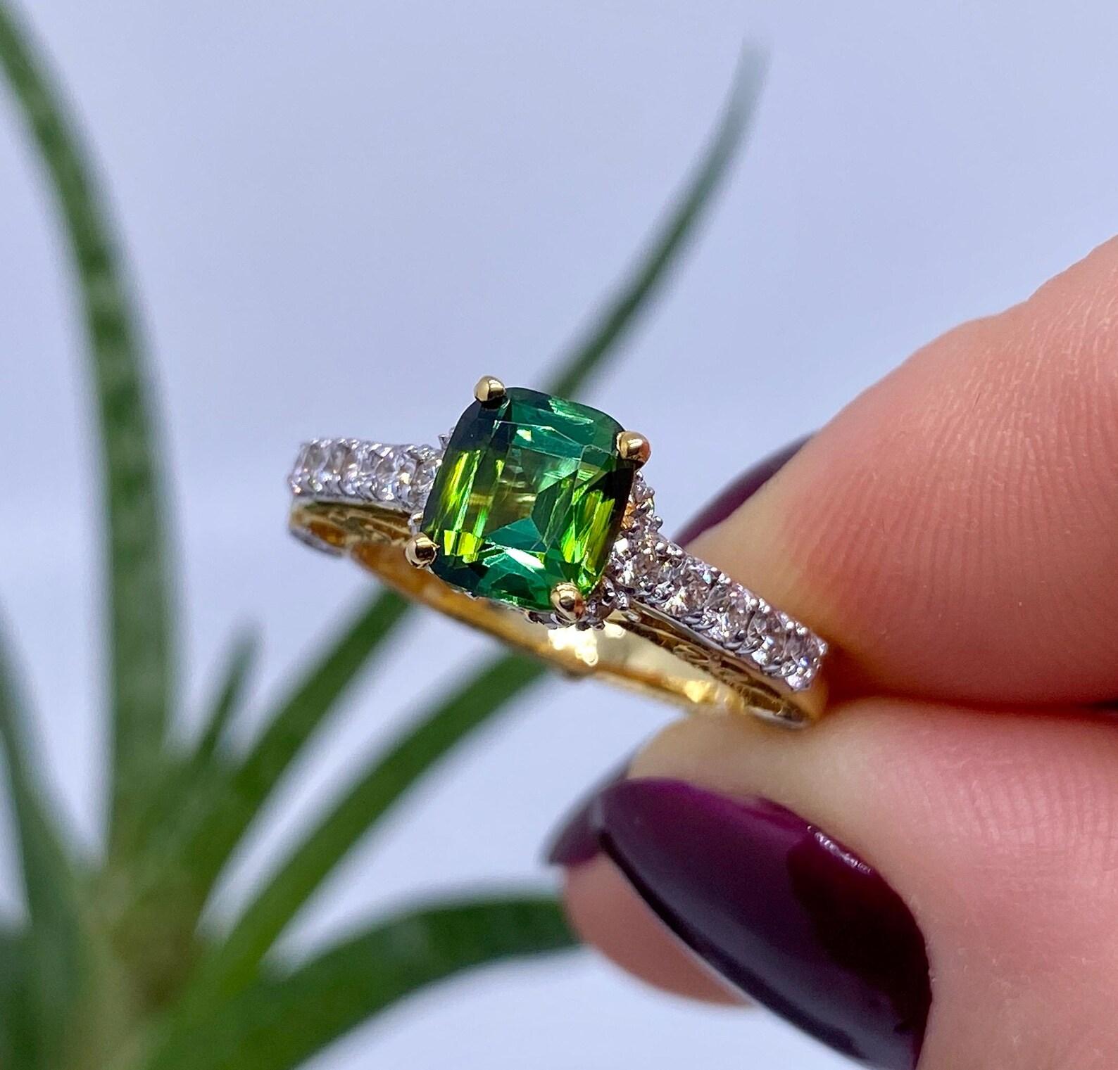 Natürlicher 2.00Ct Turmalin und Diamanten Edelstein
14 Karat Gelbgold Ring

Vollständiges Laborzertifikat für den Ring
Hauptstein: Turmalin
Wichtigste Steinkreation: Natürliche
Hauptsteinfarbe: Grün
Hauptstein Herkunft: Afghanistan
Größe des