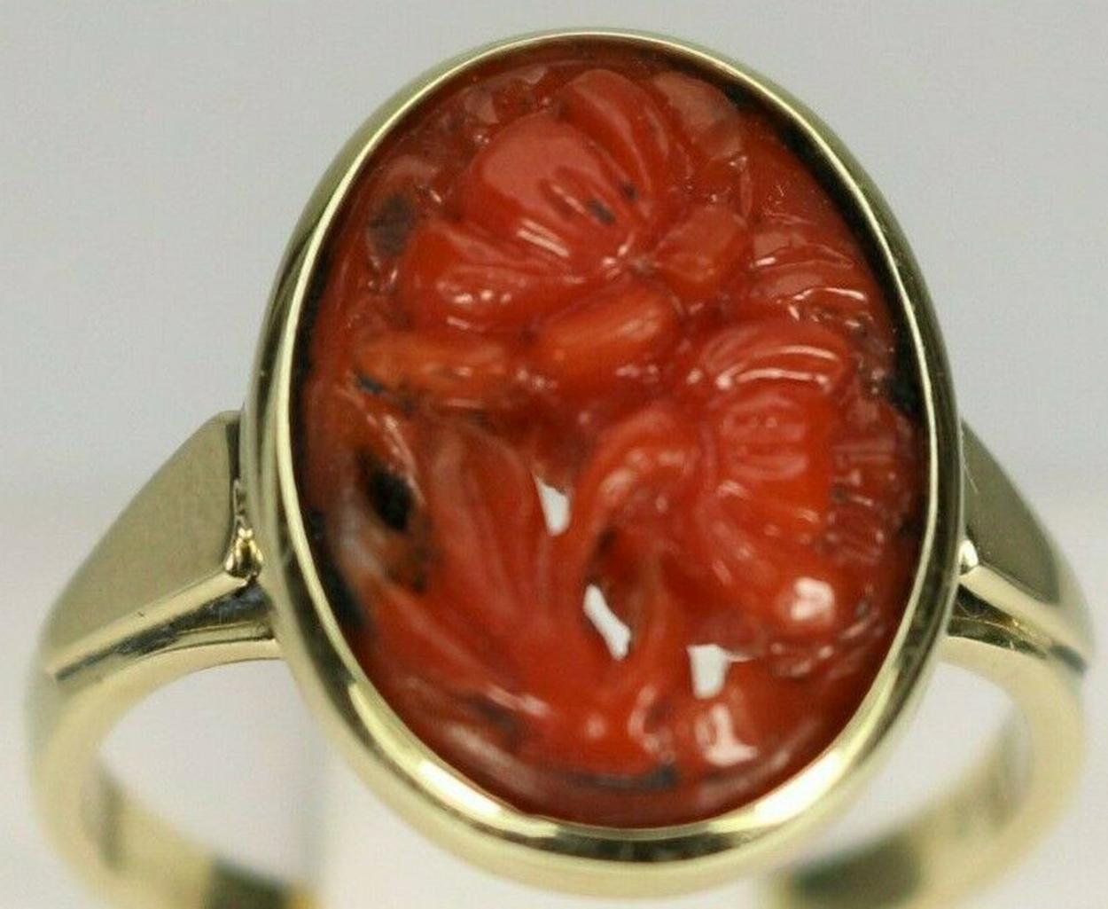 Ring 585 Gold Carved Coral, Breakthrough Decoration with Lotus Flowers In Good Condition For Sale In rijssen, NL