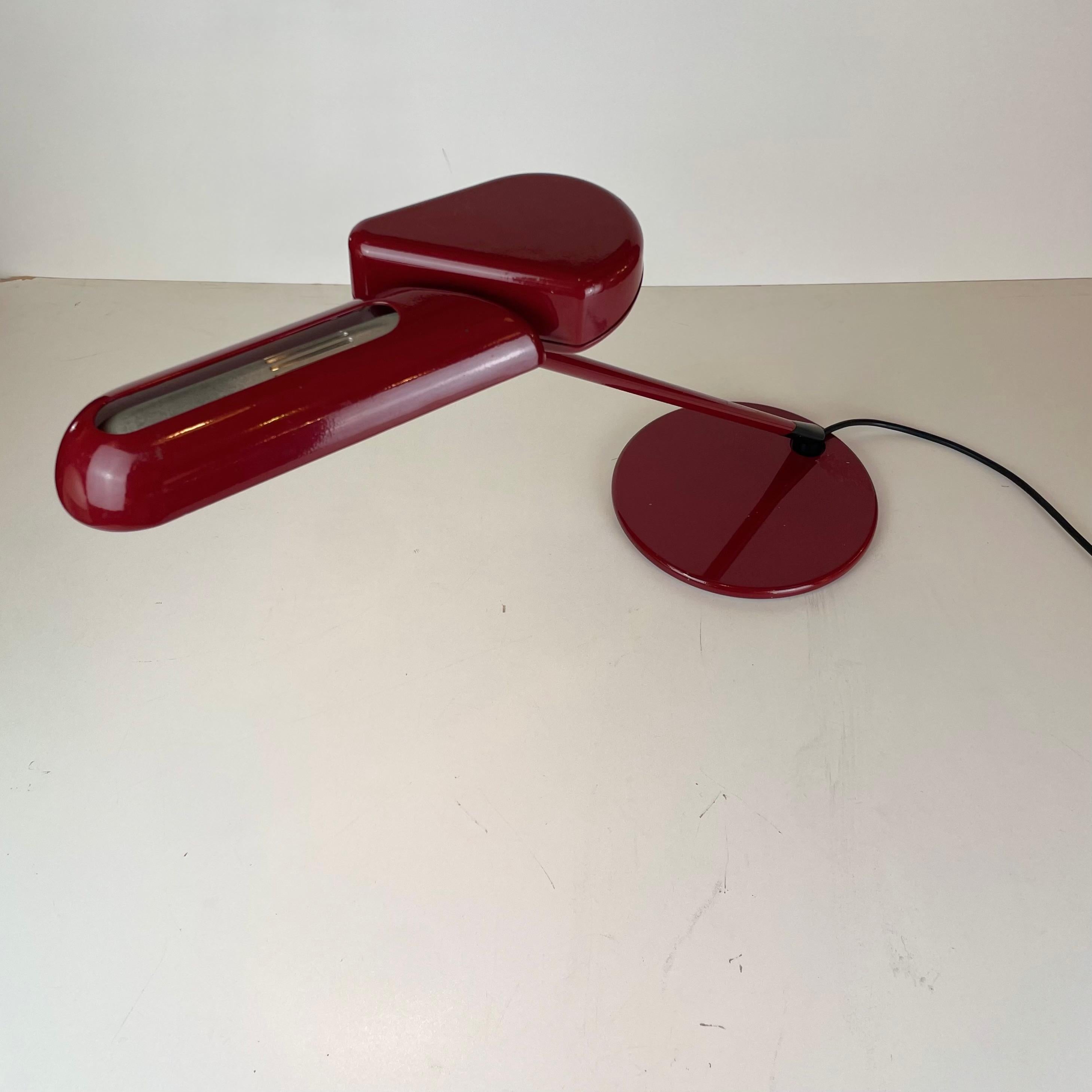 Orientable and dimmable desk or table lamp named Ring A 400 and made in red scarlet enameled metal, designed by Bruno Gecchelin for Arteluce in the late 1970’s.
-
Lampe de bureau ou de table orientable et dimmable nommée Ring A 400 et réalisée en