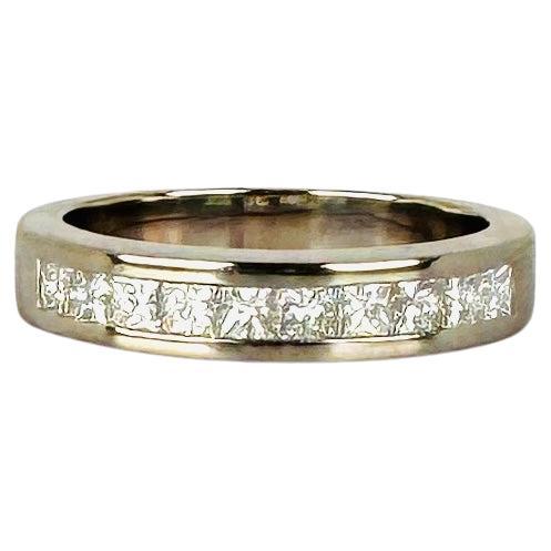 ¡Una joya atemporal! Atrae todas las miradas con este impresionante anillo de media alianza en oro macizo de 18 quilates, totalmente engastado con brillantes diamantes talla princesa. Una mezcla perfecta de elegancia y estilo atemporal, diseñada