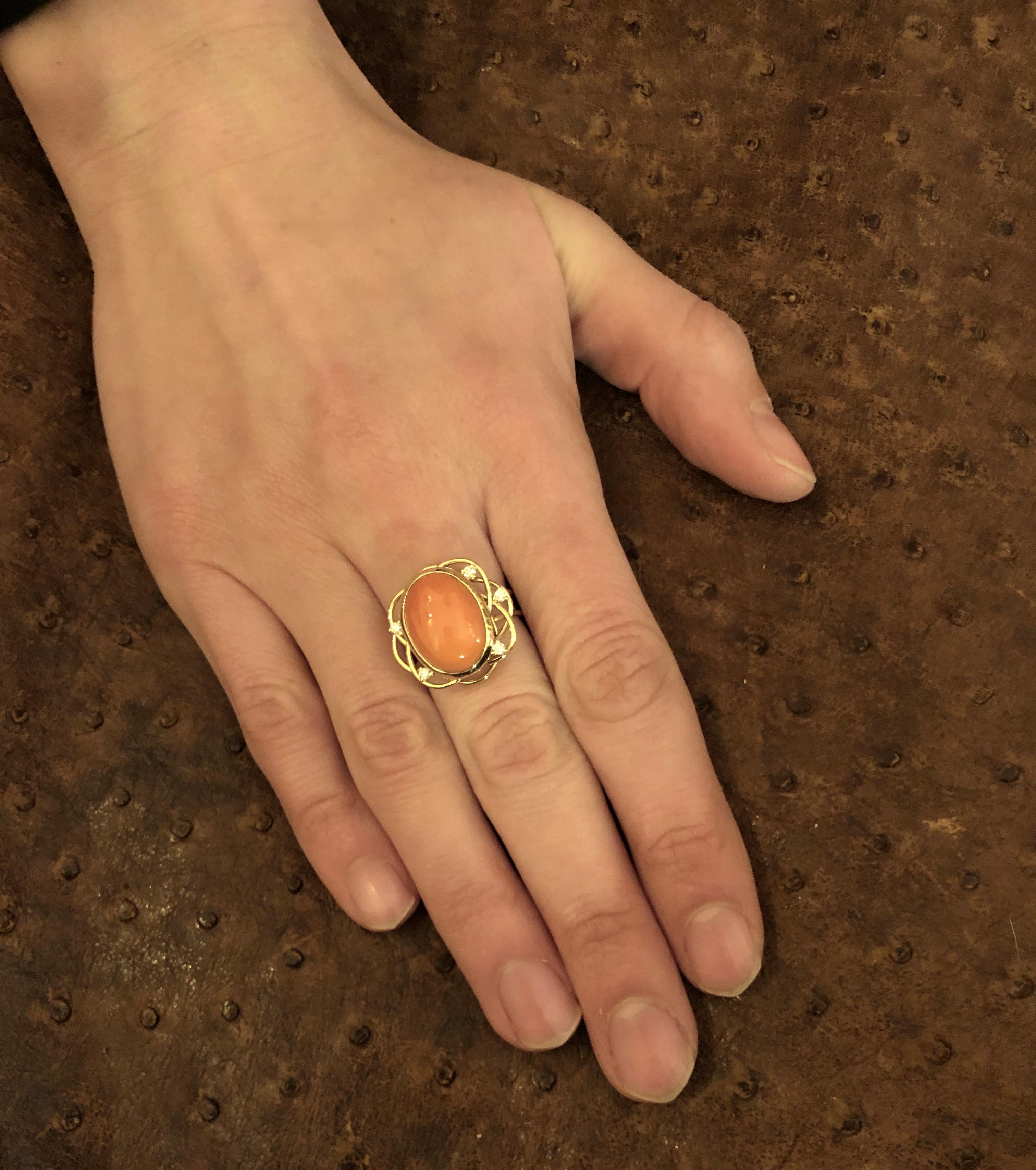 Contemporary Ring Cabochon Coral and 5 Diamonds Yellow Gold 18 Karat Metric 54 For Sale