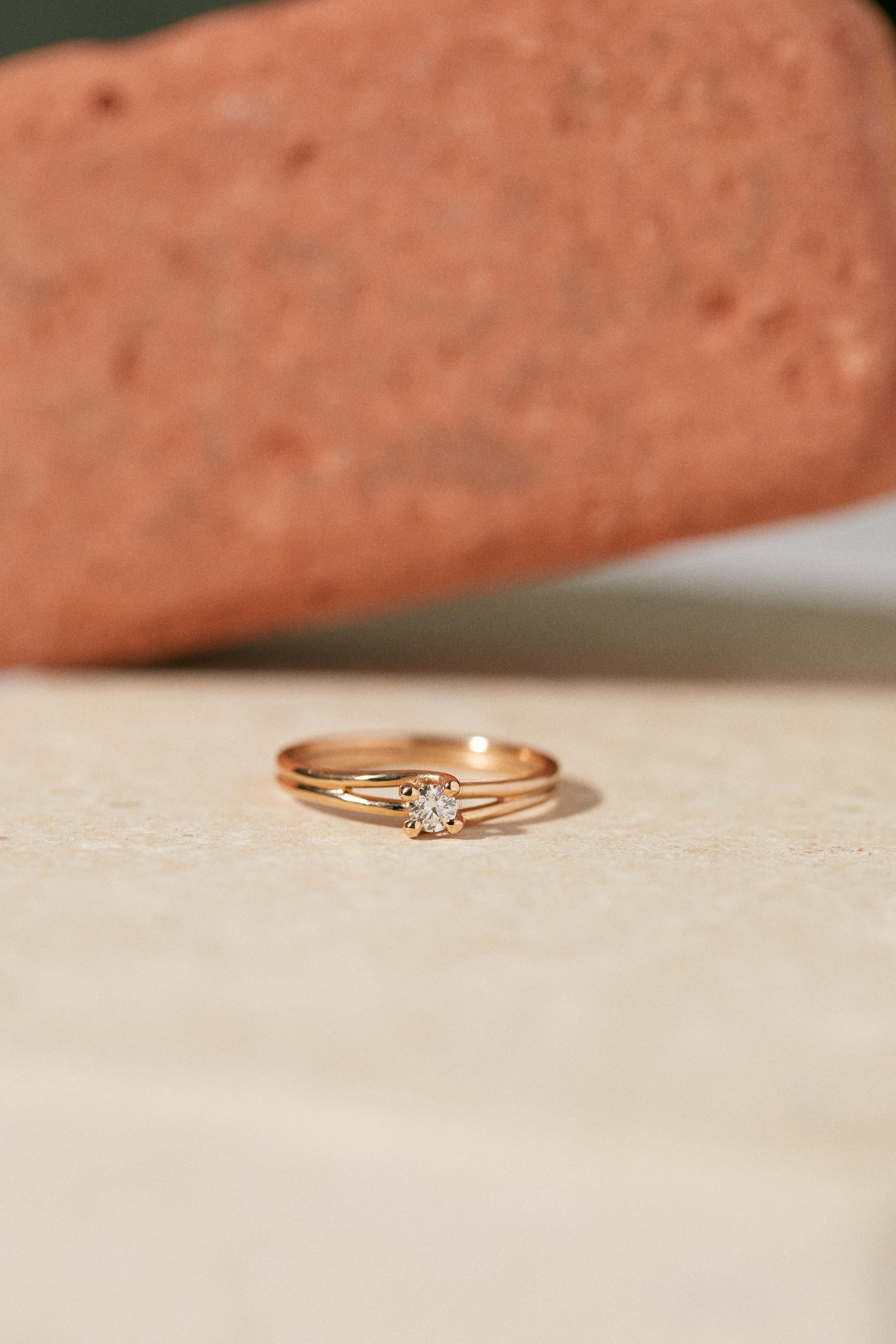 The Aristote ring has that artisanal purity of big pieces: its solitary diamond supported by 4 prongs punctuates the embrace of two crossed golden threads. Ravishing. The Aristote ring is in 18 karat yellow gold and handmade in Paris.

Time of