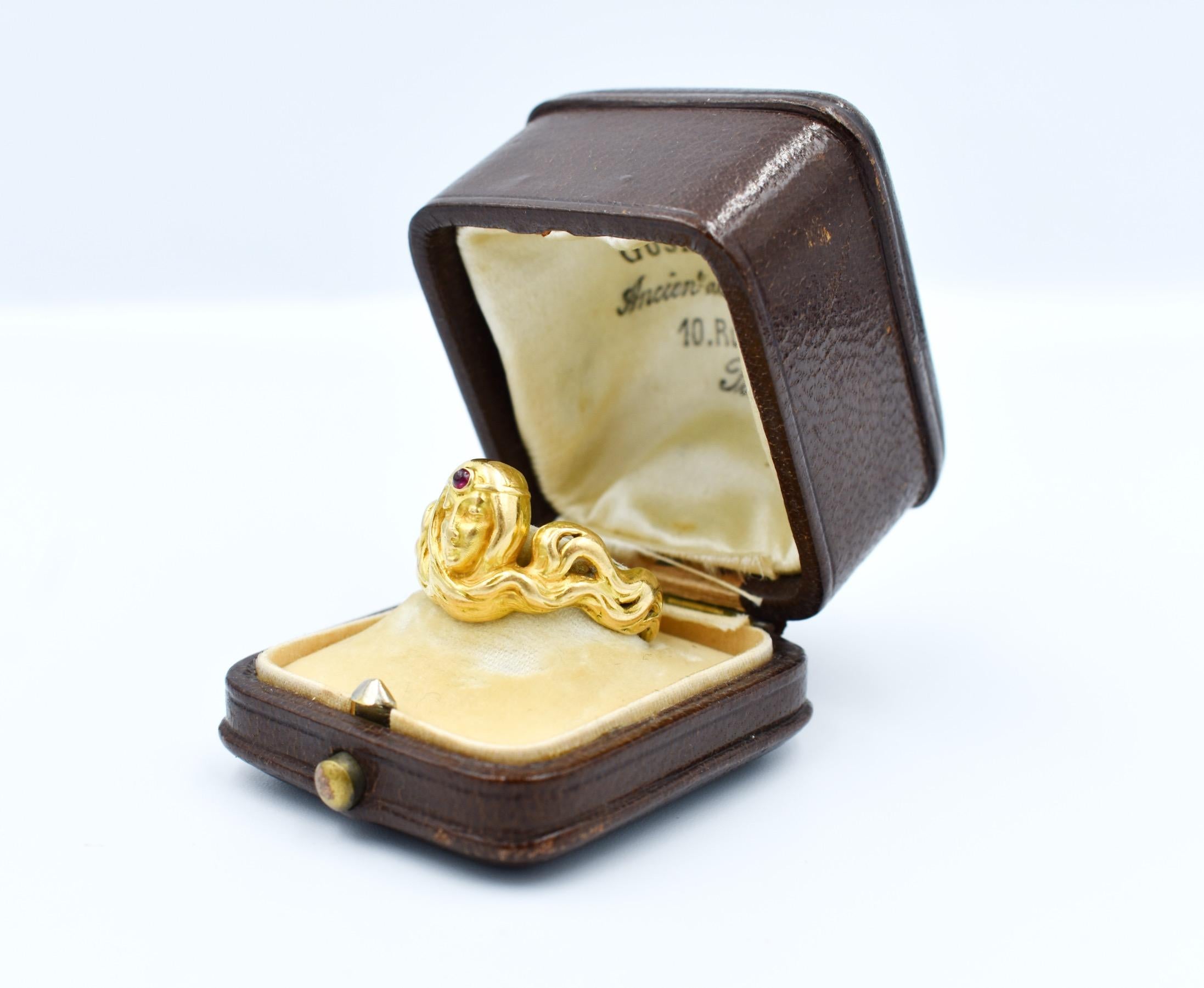 This remarkable Art Nouveau ring, in 18-carat gold, is a unique piece that embodies the elegance and creativity characteristic of this early 20th century artistic period. It features an extraordinary design depicting the face of a graceful woman