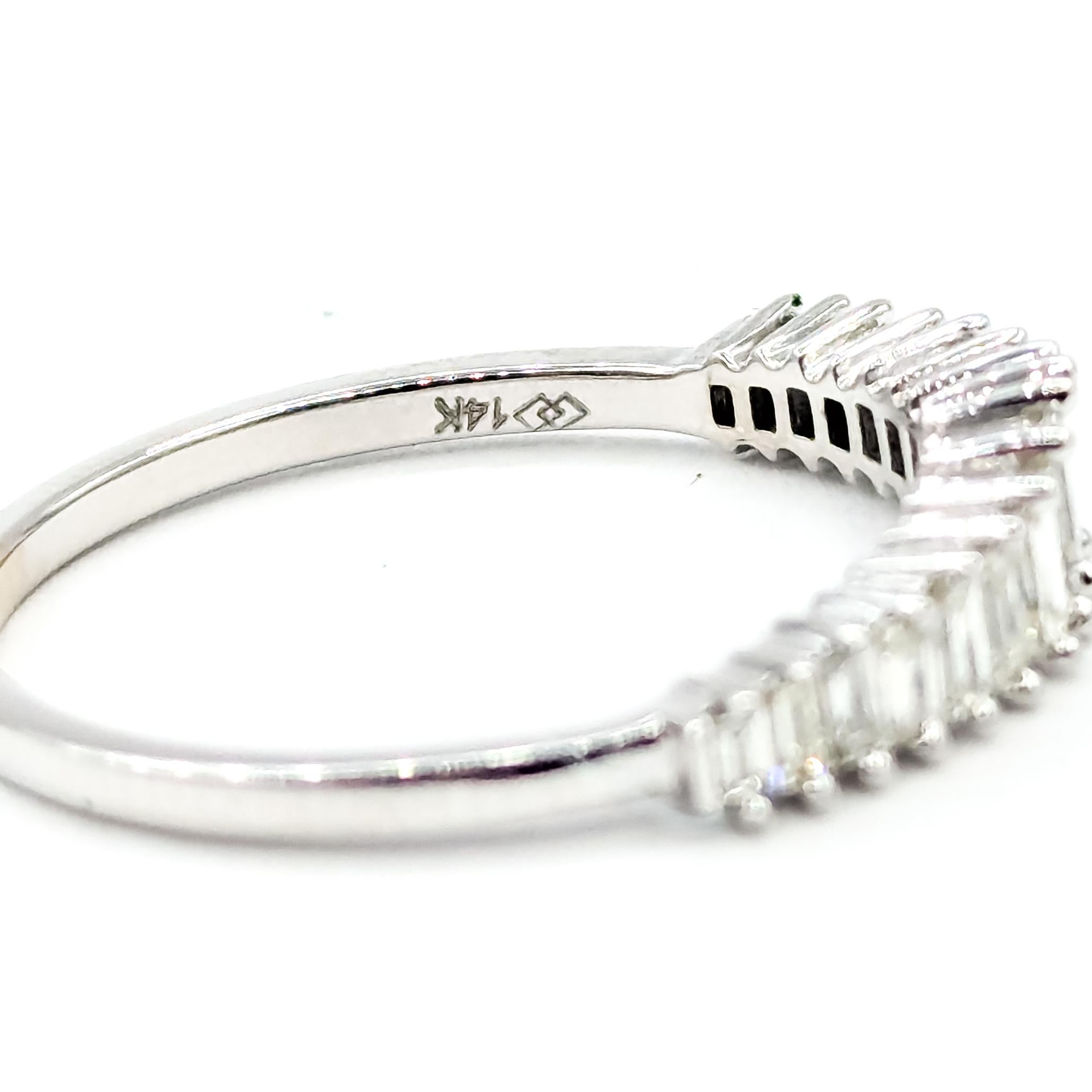 Bague à diamant baguette graduée en 14k en vente 4