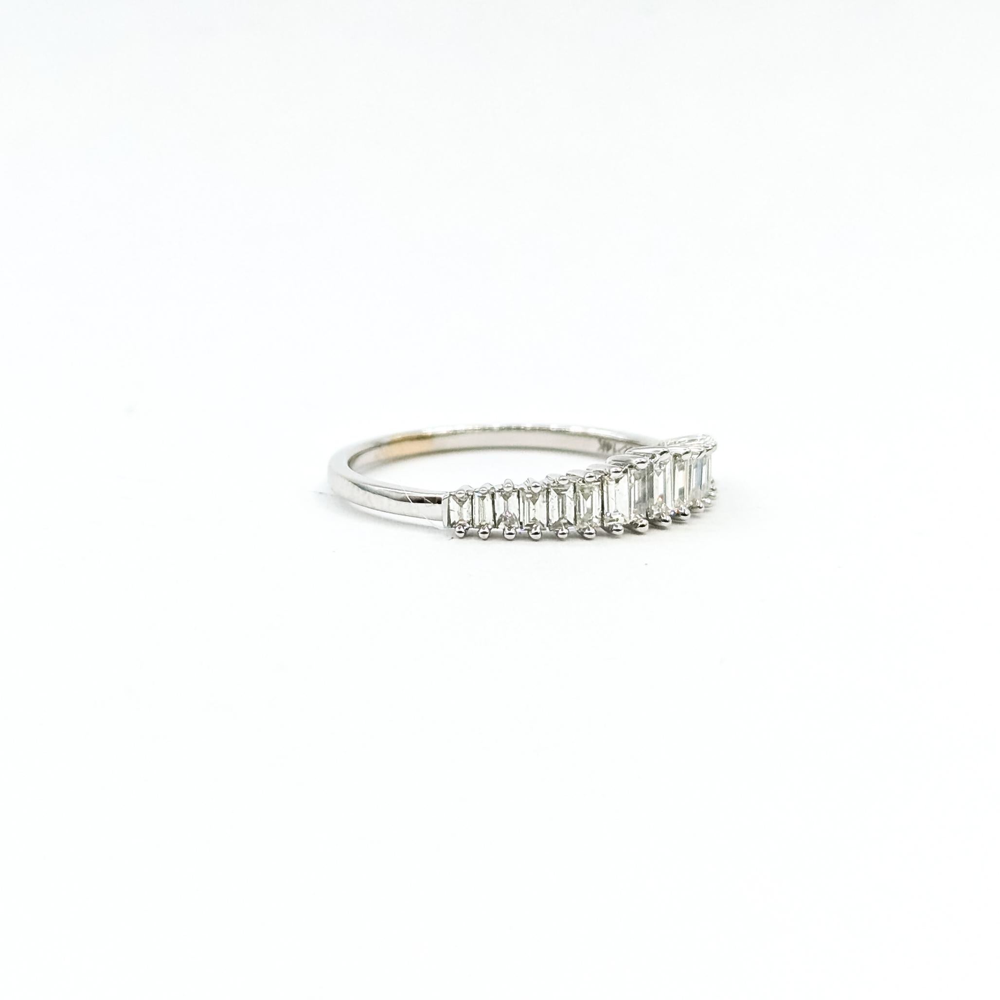 Bague à diamant baguette graduée en 14k

Cette bague en or blanc 14k est ornée de diamants baguettes sertis dans un anneau gradué. Les diamants totalisent environ 0,50ctw, presque incolores avec un éclat brillant.

La bague mesure environ 4,3 mm au