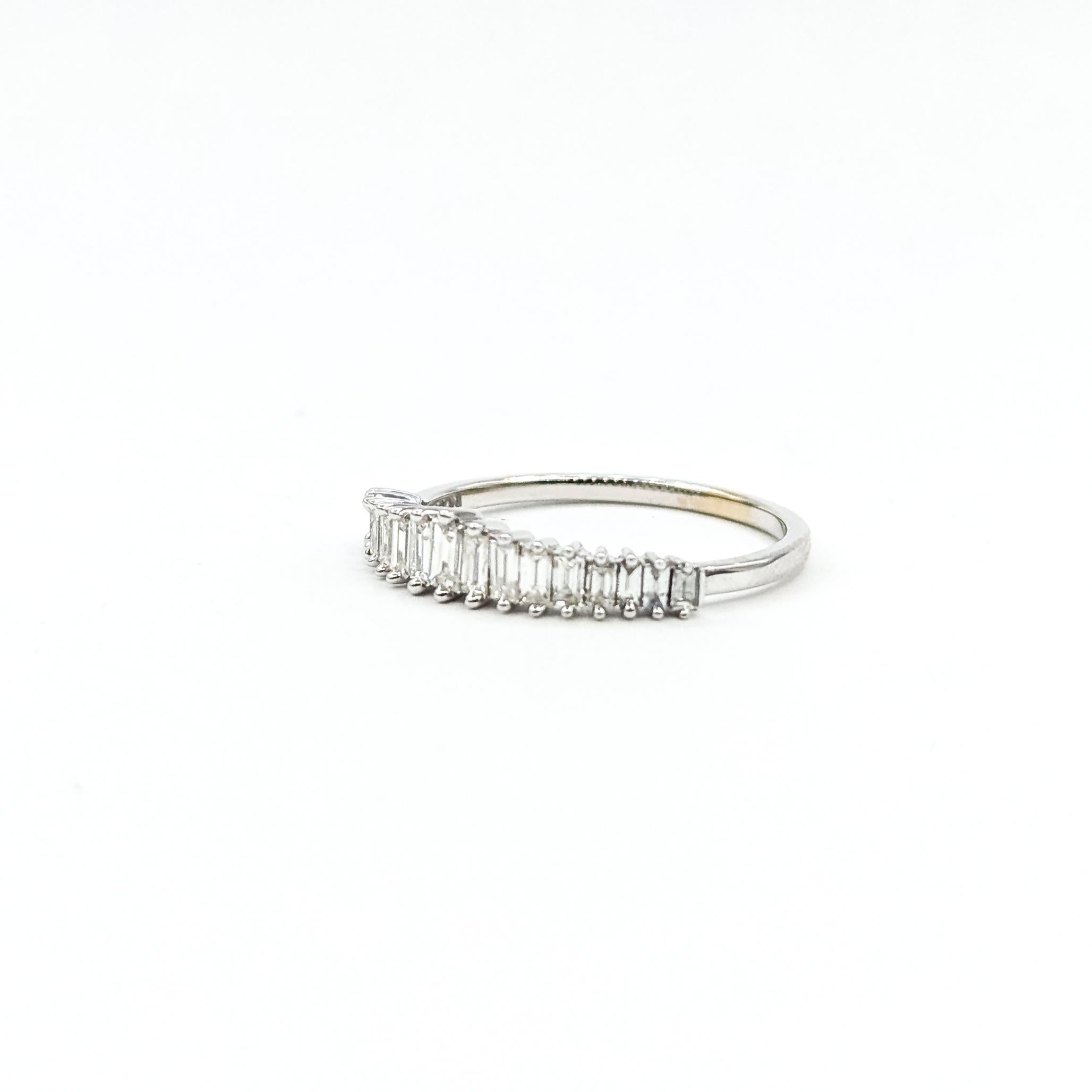 Contemporain Bague à diamant baguette graduée en 14k en vente
